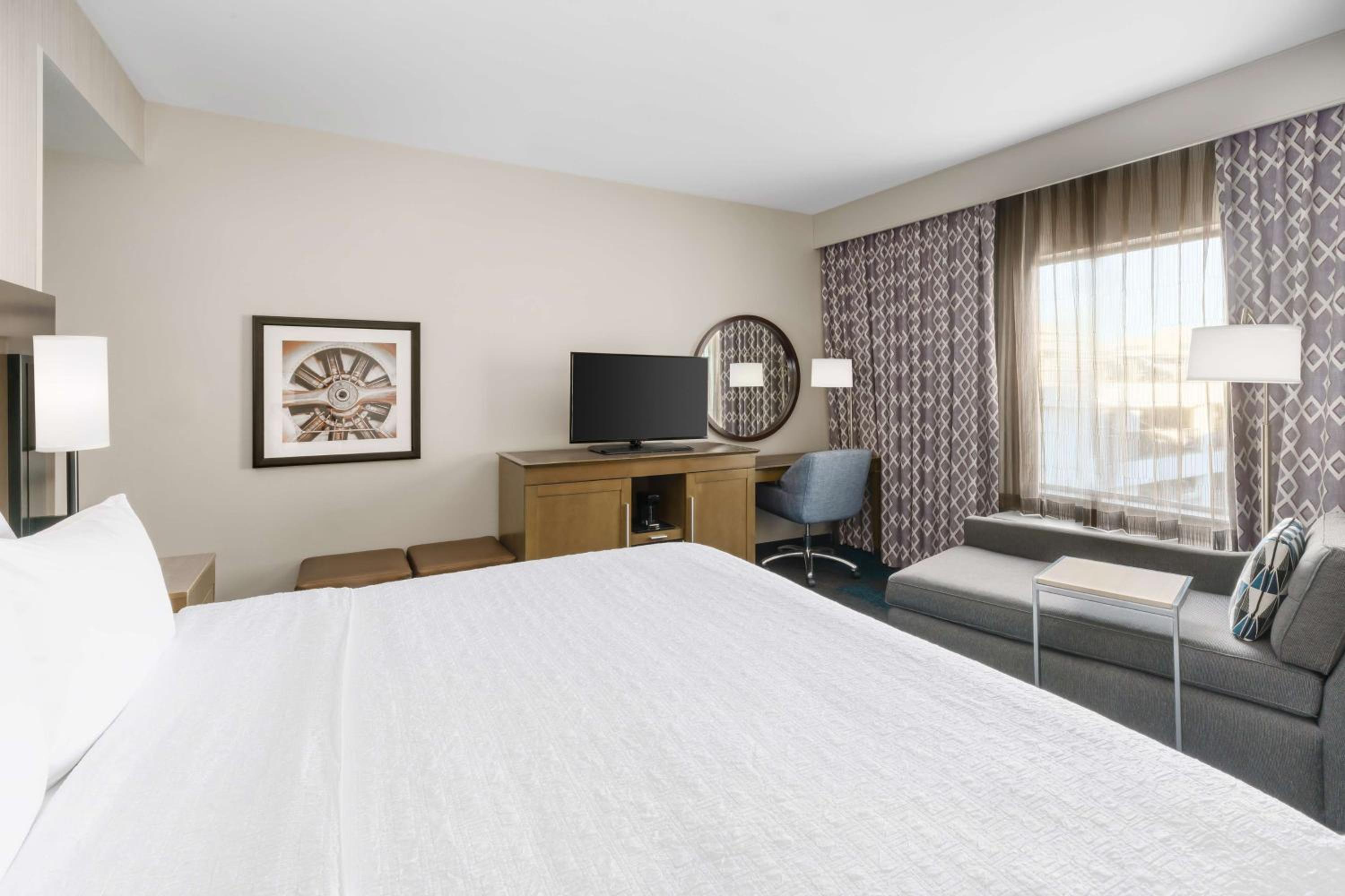 King Room with Sofa Bed - Non-Smoking photo 3
