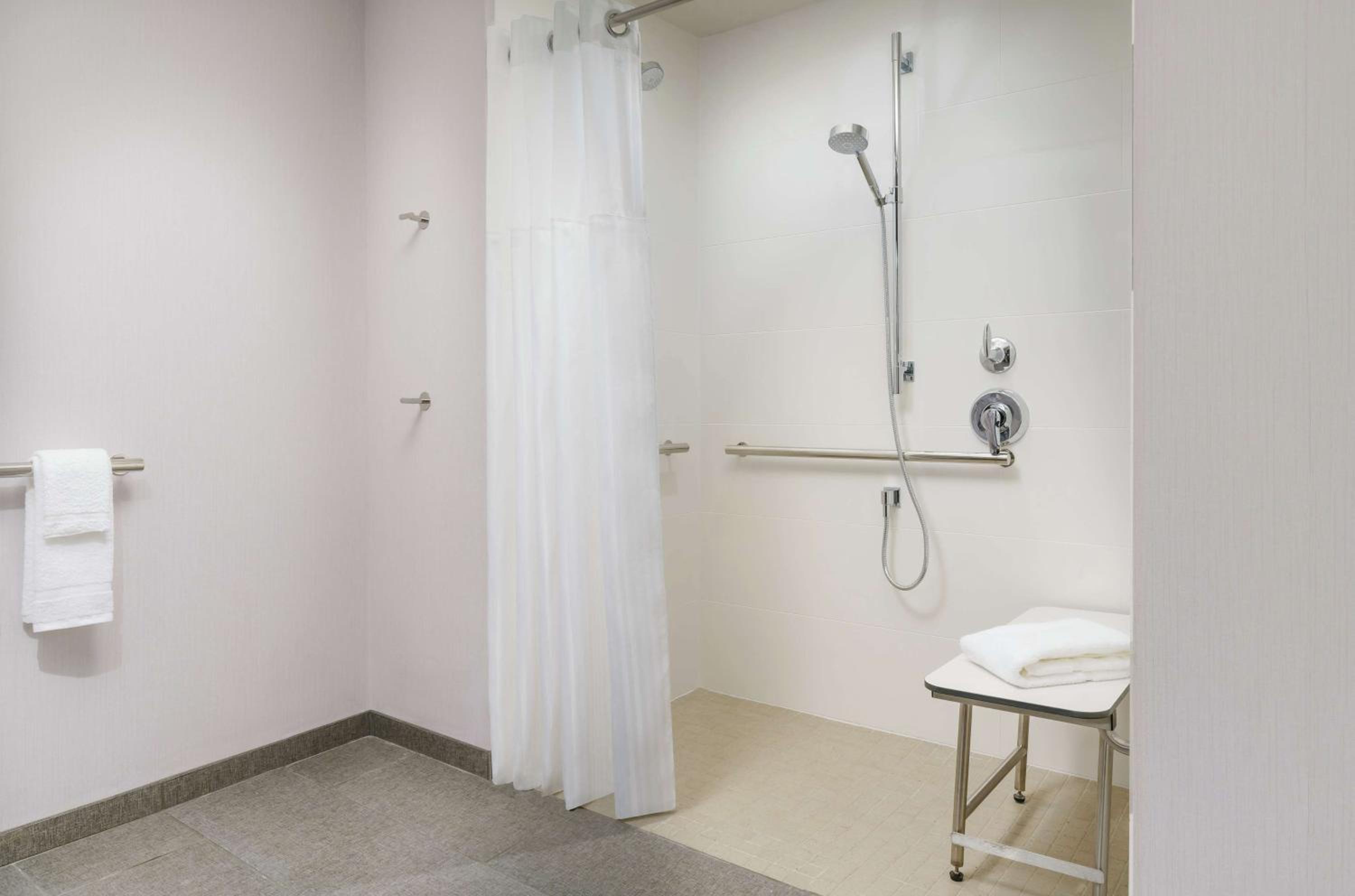 King Room with Roll-In Shower - Mobility Access - Photo 2