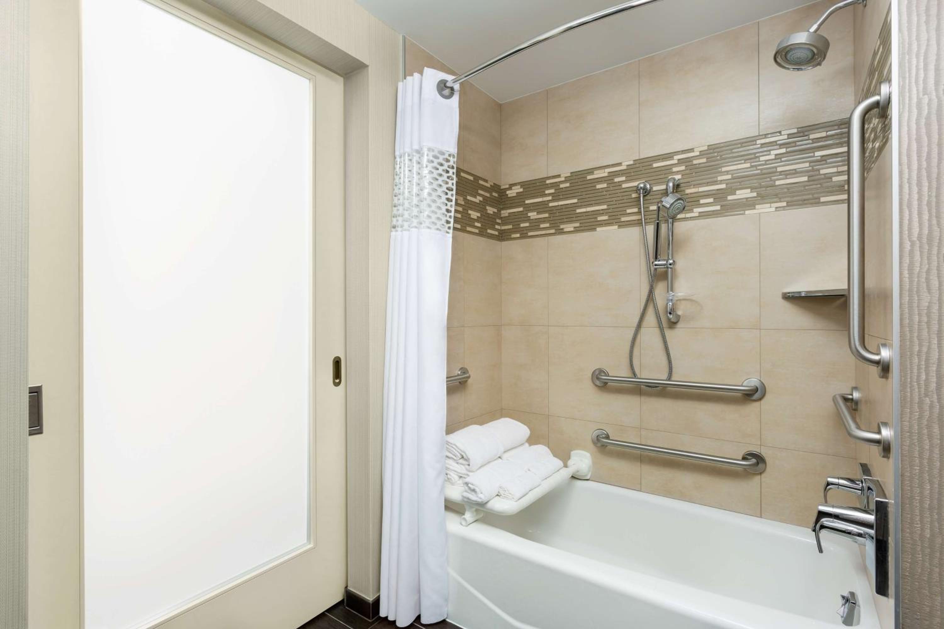 King Room with Accessible Tub - Mobility and Hearing Access/Non-Smoking