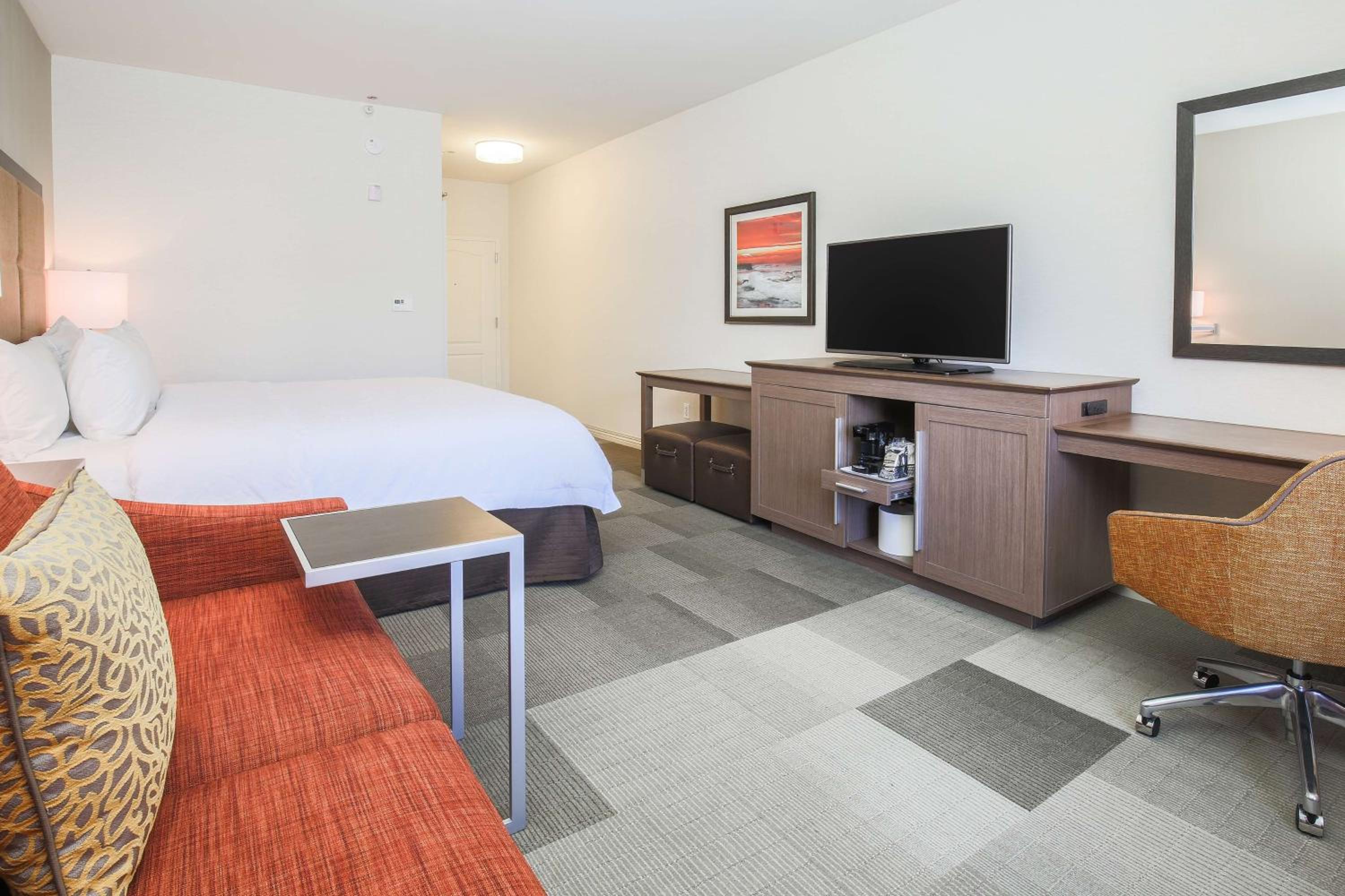 King Room with King Bed - Non-Smoking - Photo 3