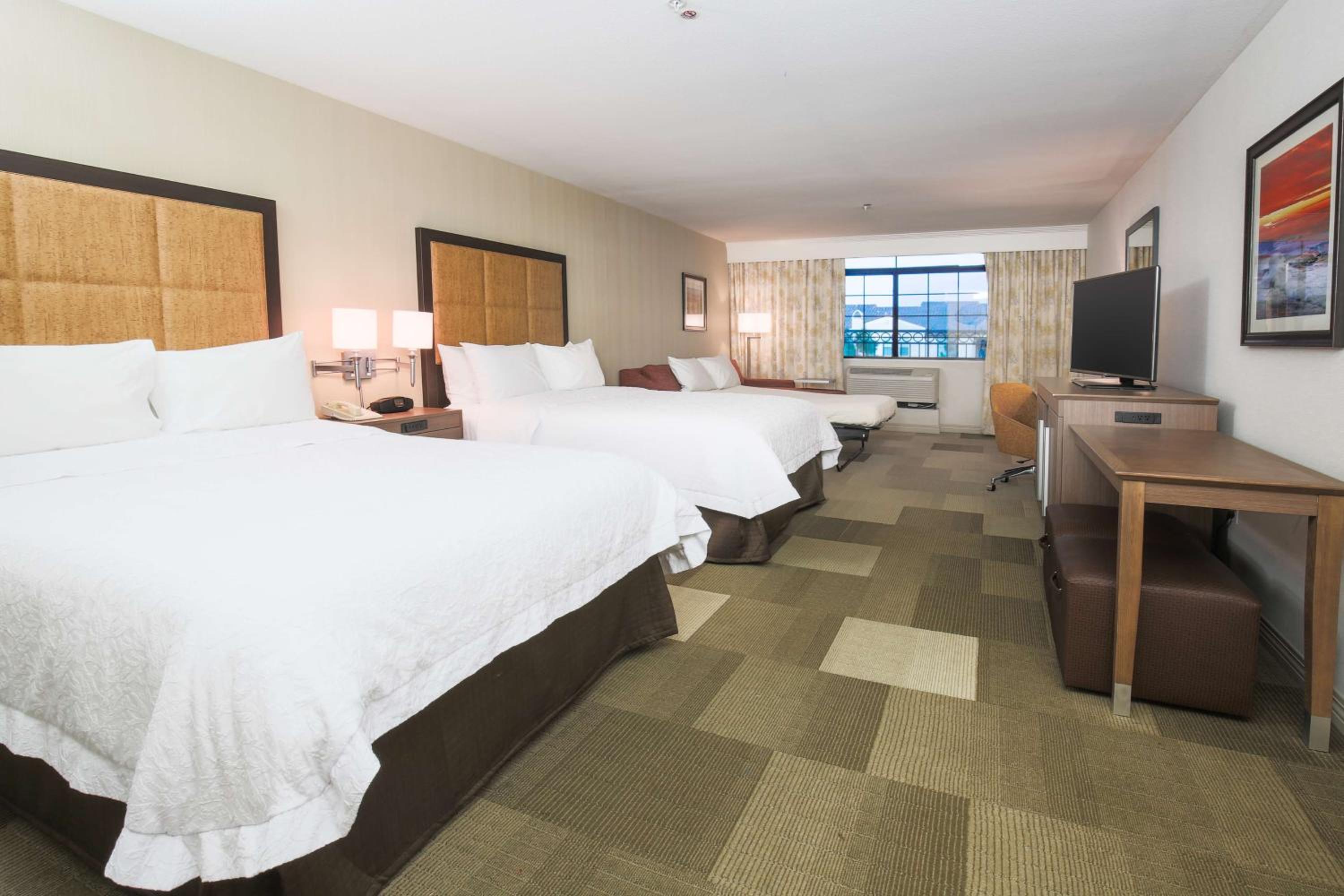 Queen Room with Two Queen Beds - Non-Smoking - Photo 4