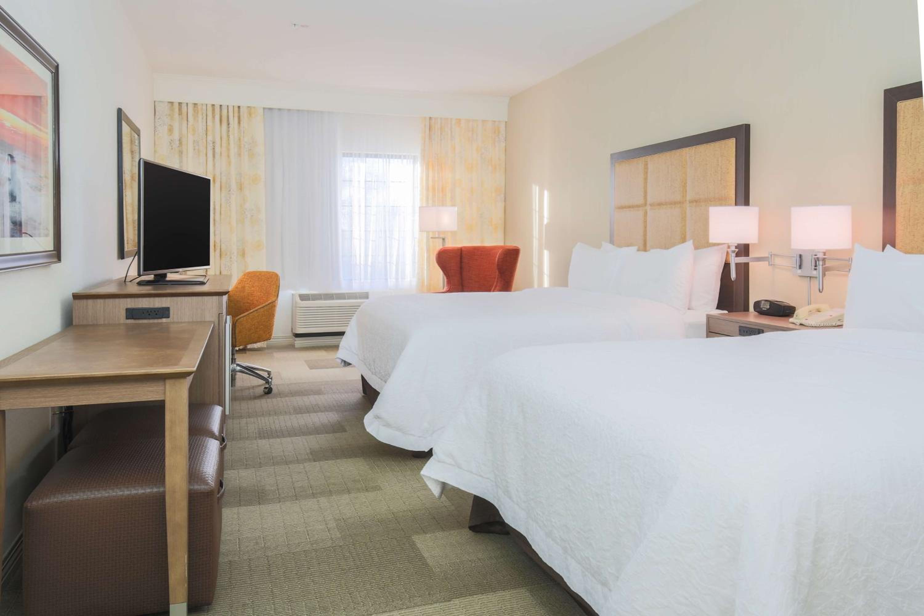 Room with Two Queen Beds - Non-Smoking - Photo 3