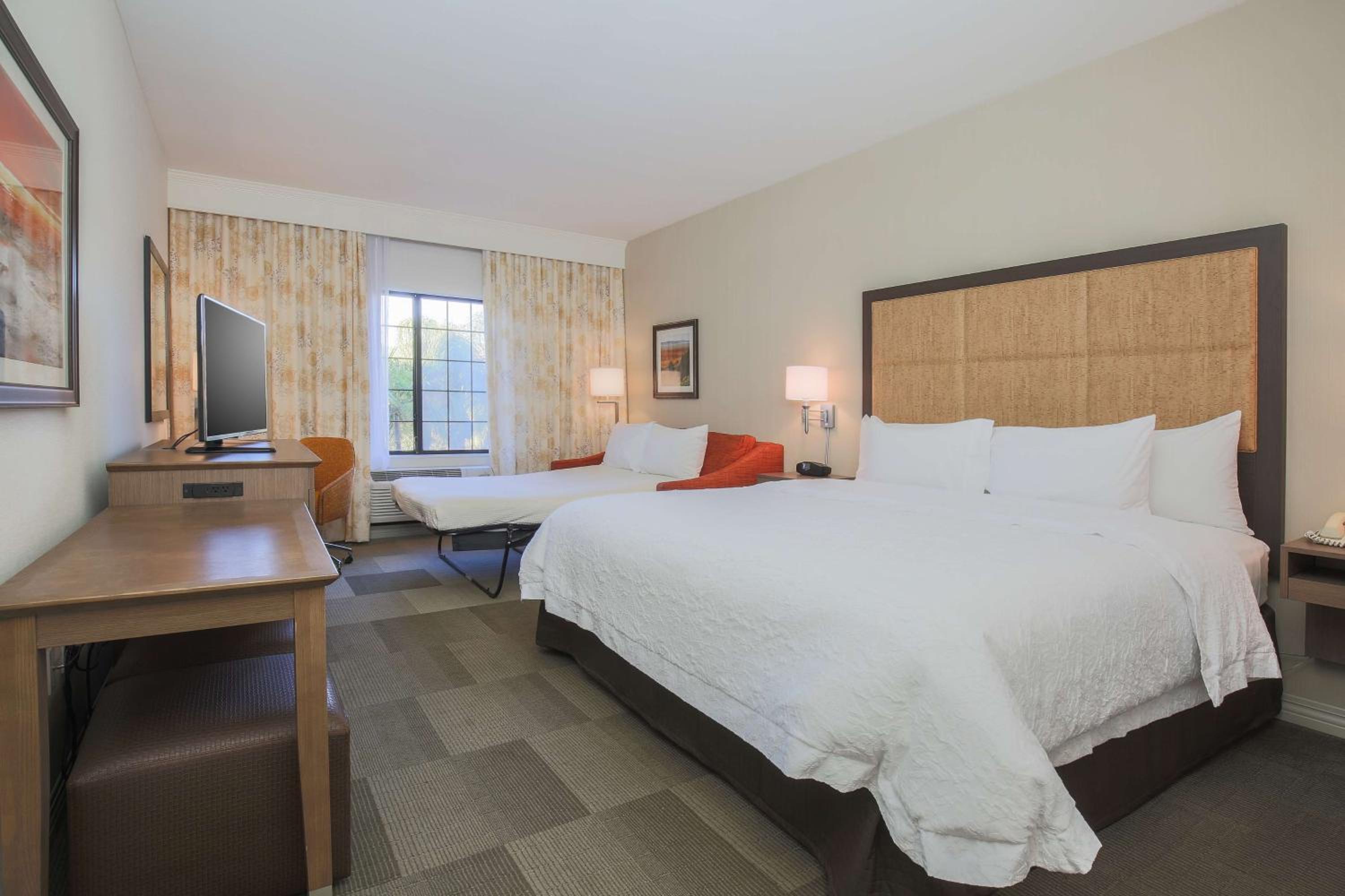 King Room with King Bed - Non-Smoking - Photo 2