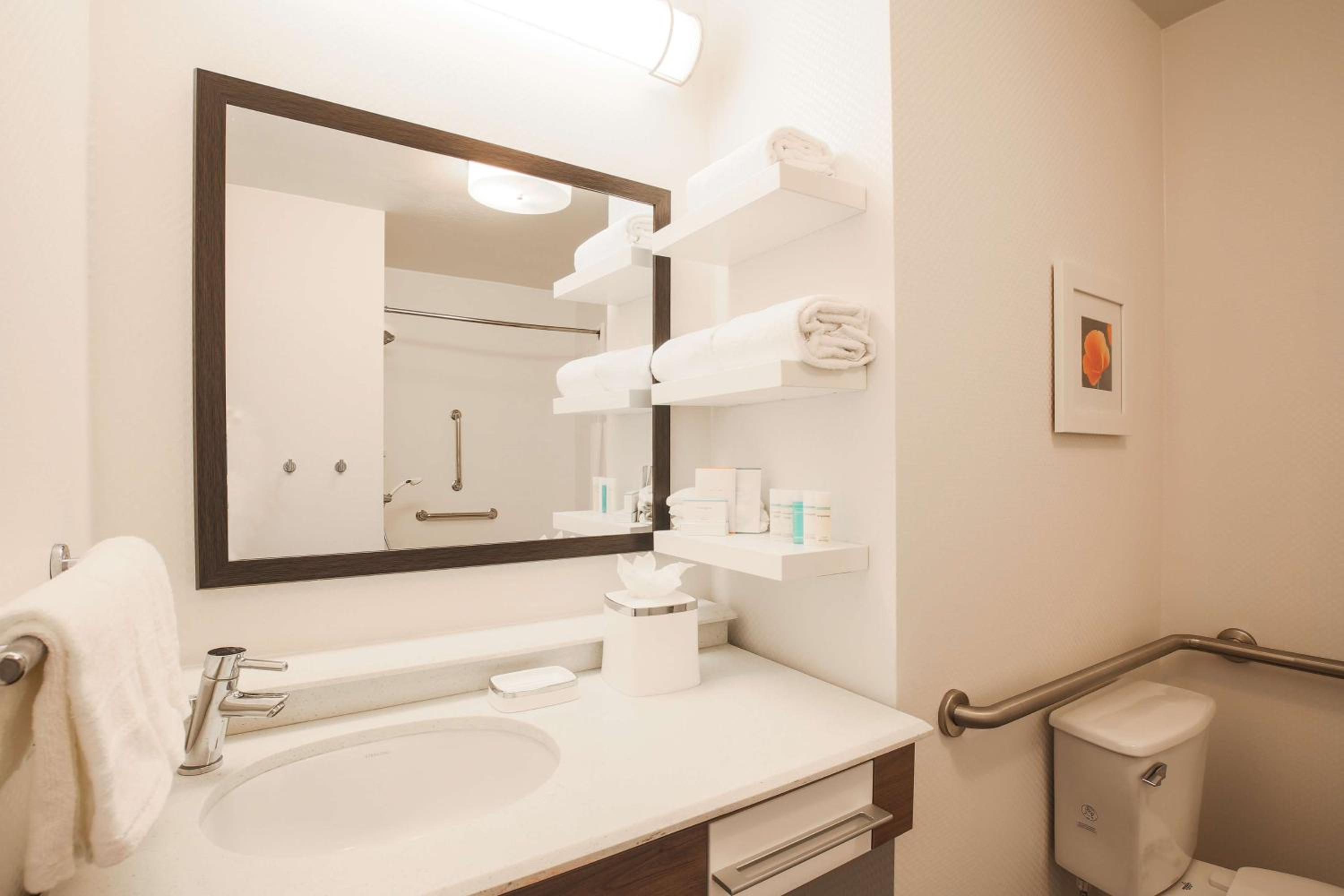 Queen Room with Two Queen Beds - Mobility and Hearing Access/Non-Smoking - Photo 4