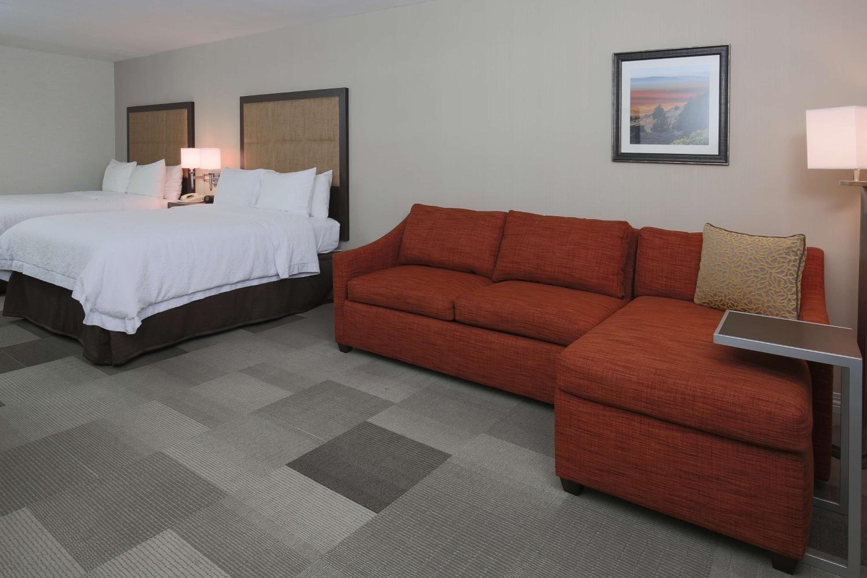Queen Room with Two Queen Beds - Non-Smoking - Photo 2