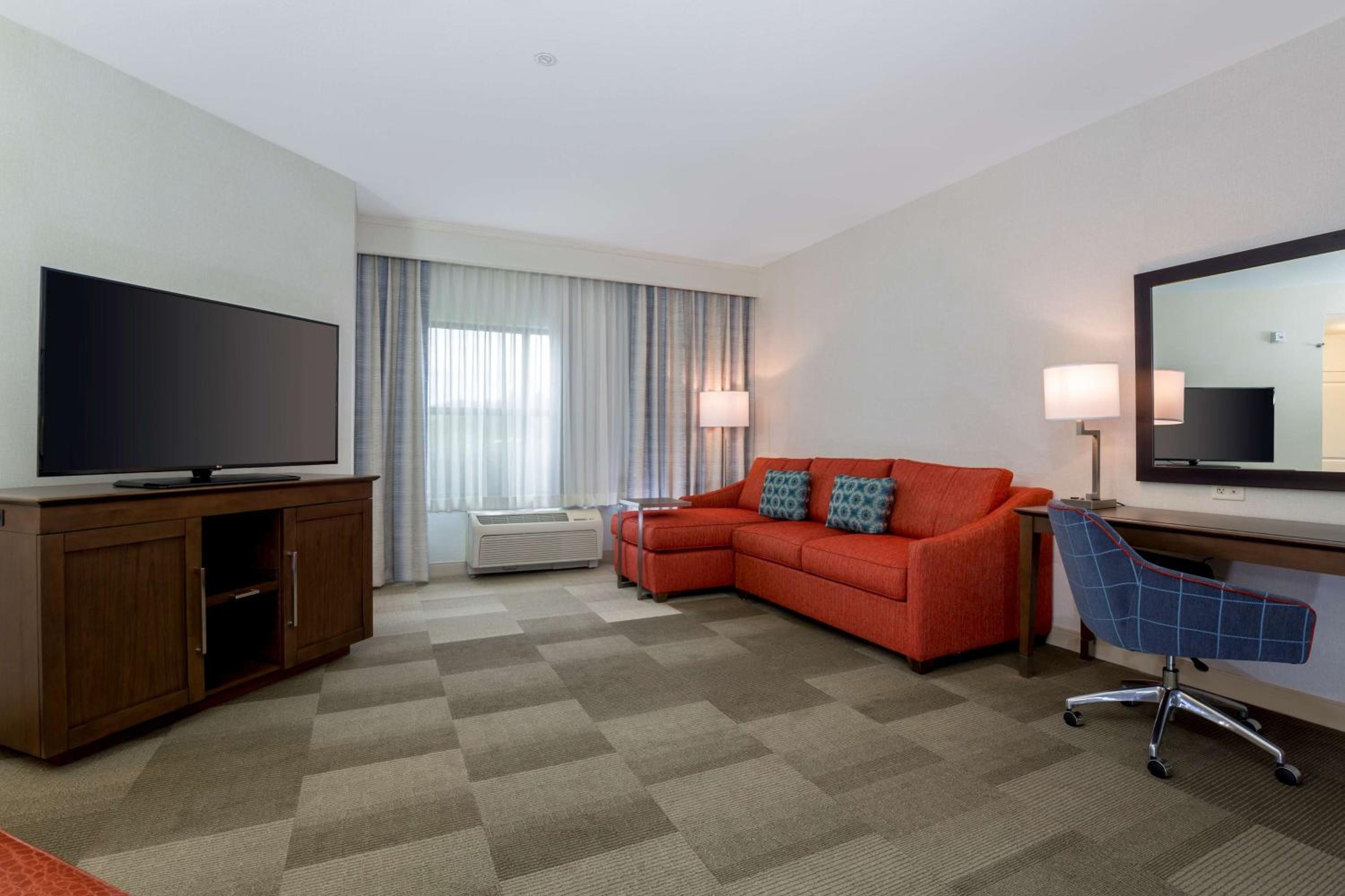 Double Room with Two Queen Beds and Bath Tub - Mobility and Hearing Access - Photo 6