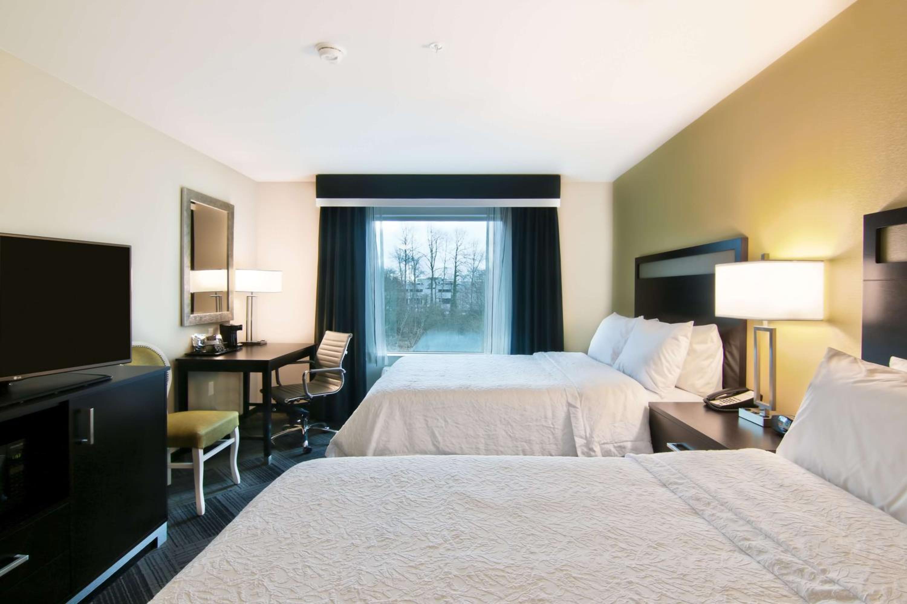 Queen Room with Two Queen Beds - Hearing Access/Non-Smoking photo 3