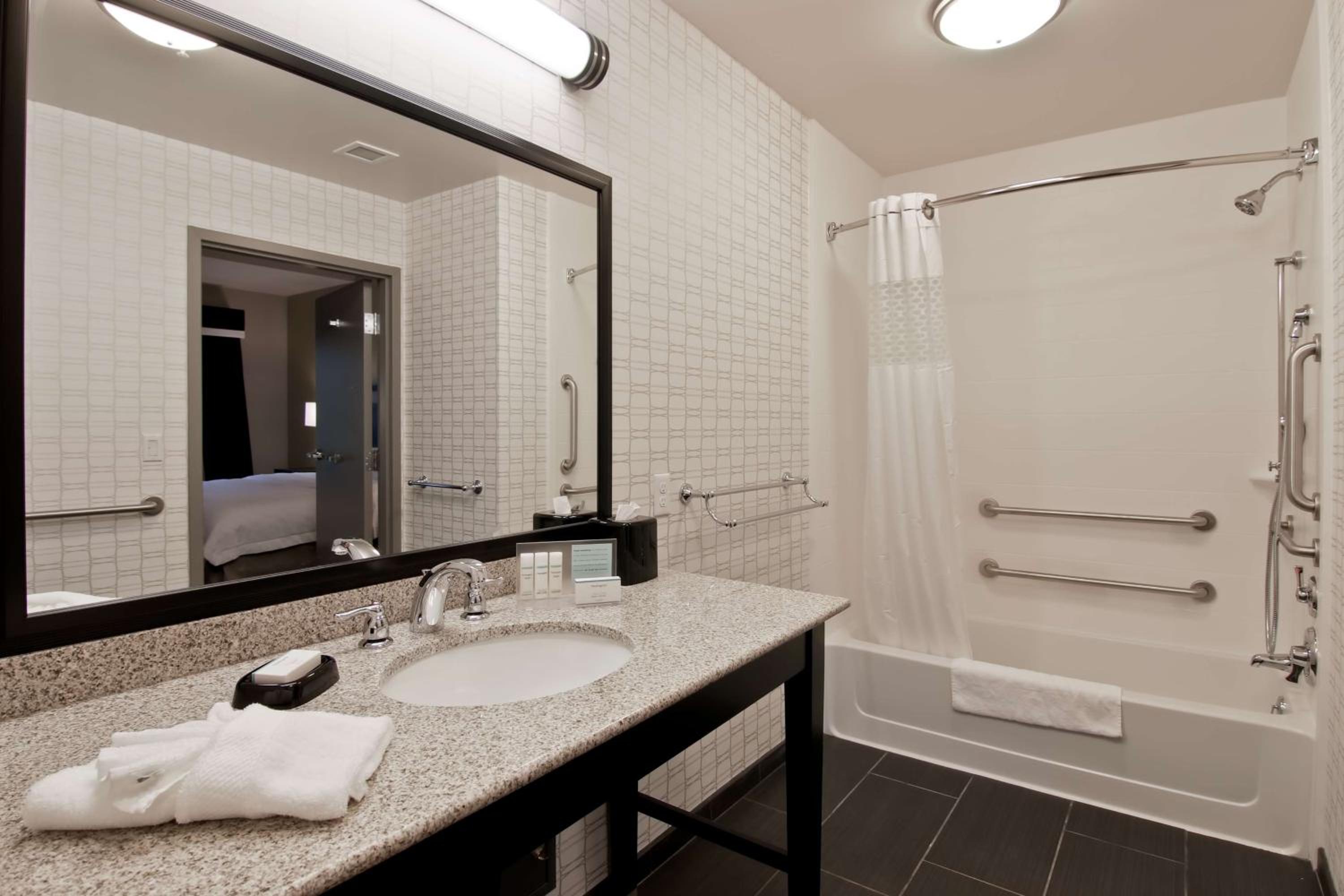 Queen Room with Two Queen Beds - Hearing Access/Non-Smoking photo 2