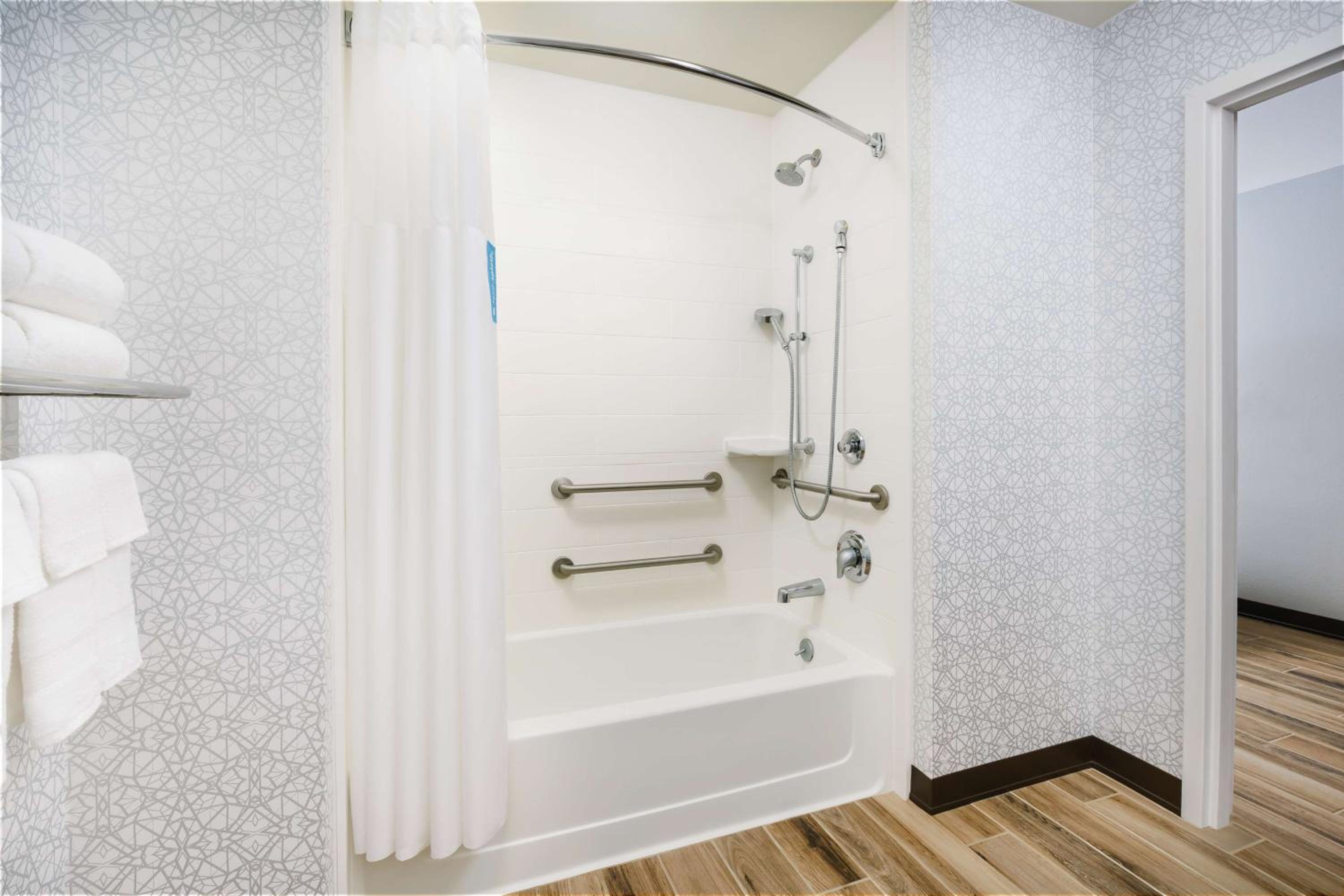 Queen Room with Two Queen Beds - Mobility and Hearing Access/Non-Smoking - Photo 2