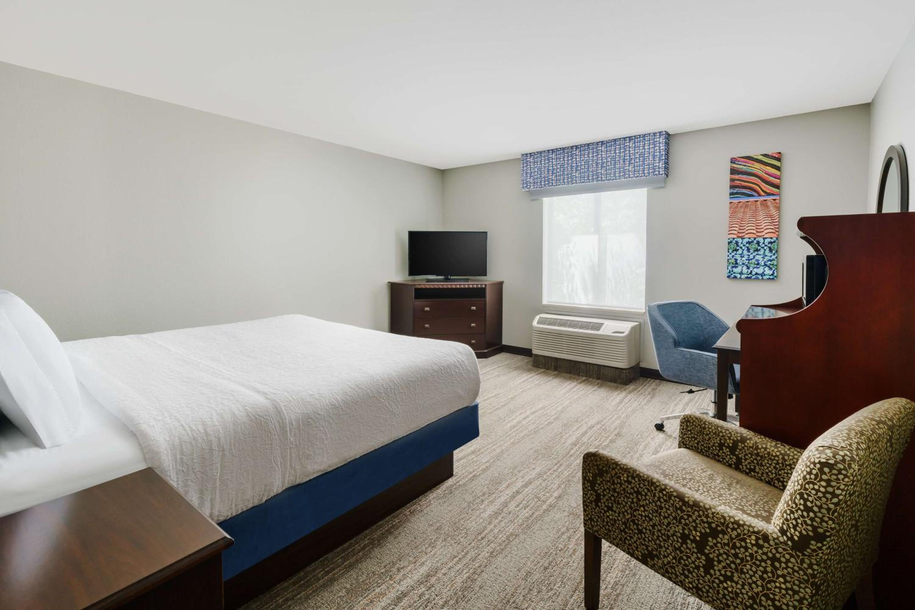 King Room with King Bed - Non-Smoking - Photo 6