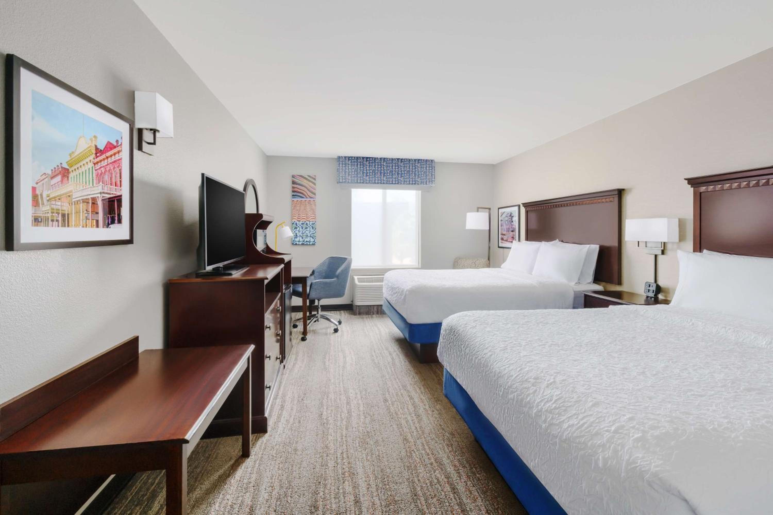 Room with Two Queen Beds - Non-Smoking - Photo 7
