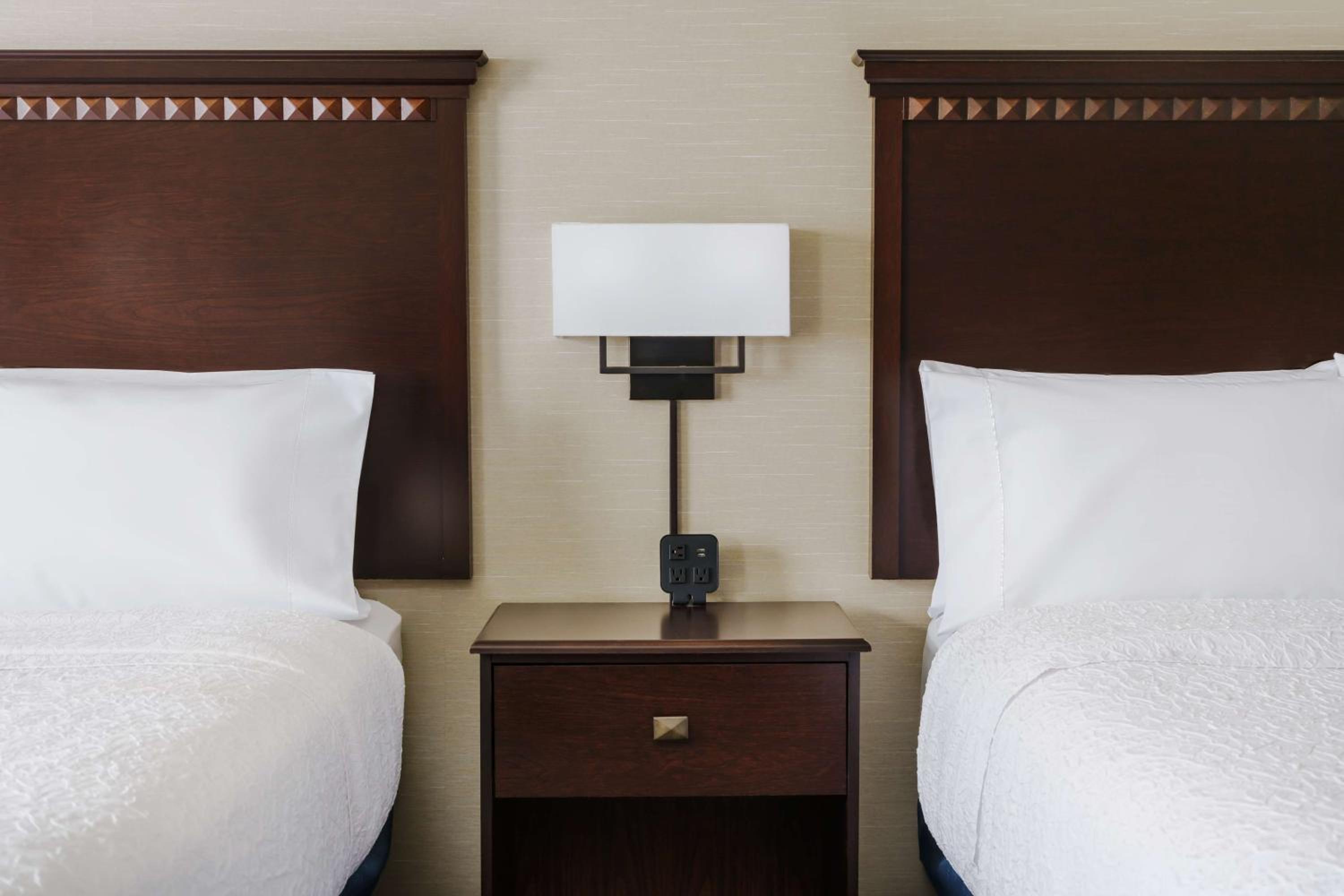 Room with Two Queen Beds - Non-Smoking - Photo 3