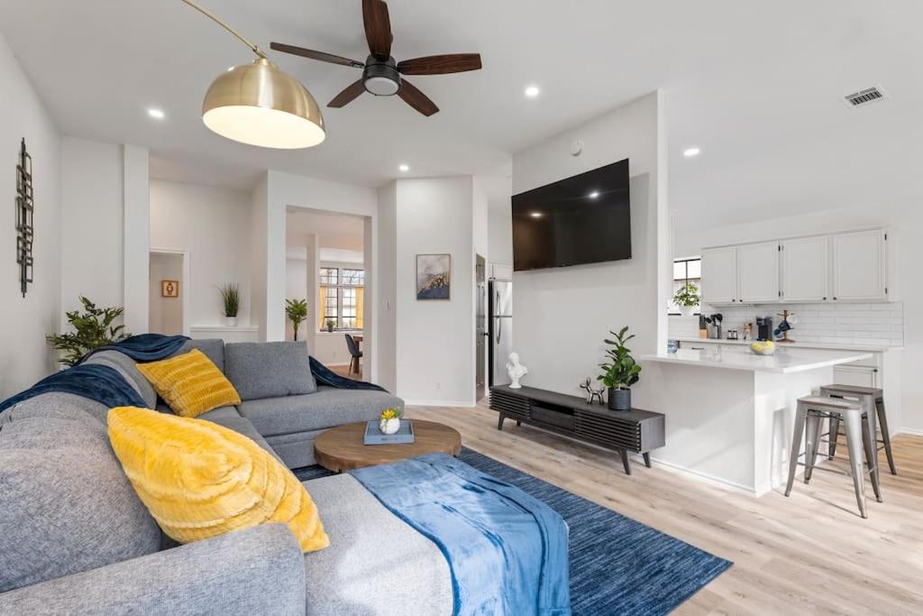 Family Room photo 3