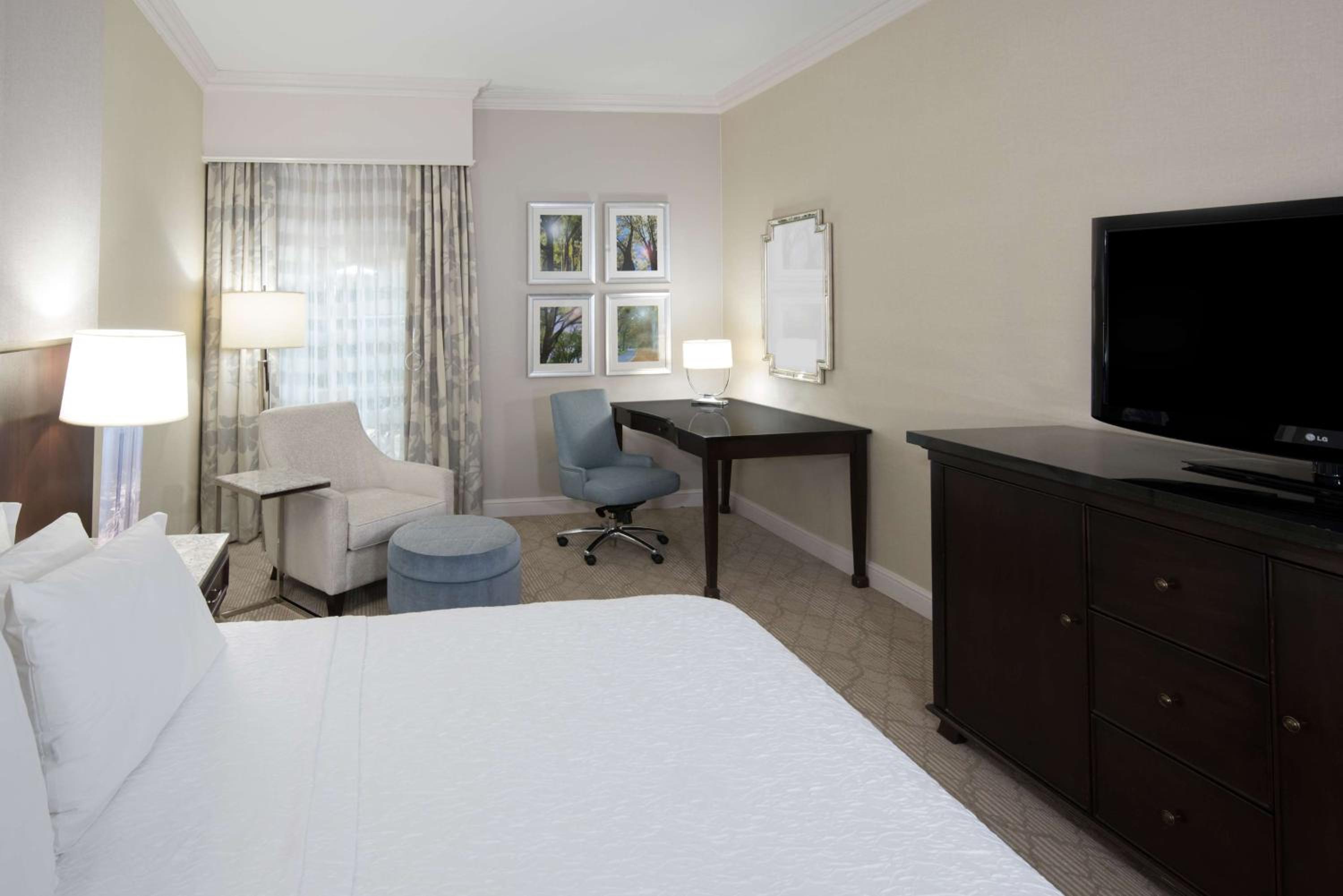 King Room with Roll-In Shower - Mobility Access/Non-Smoking