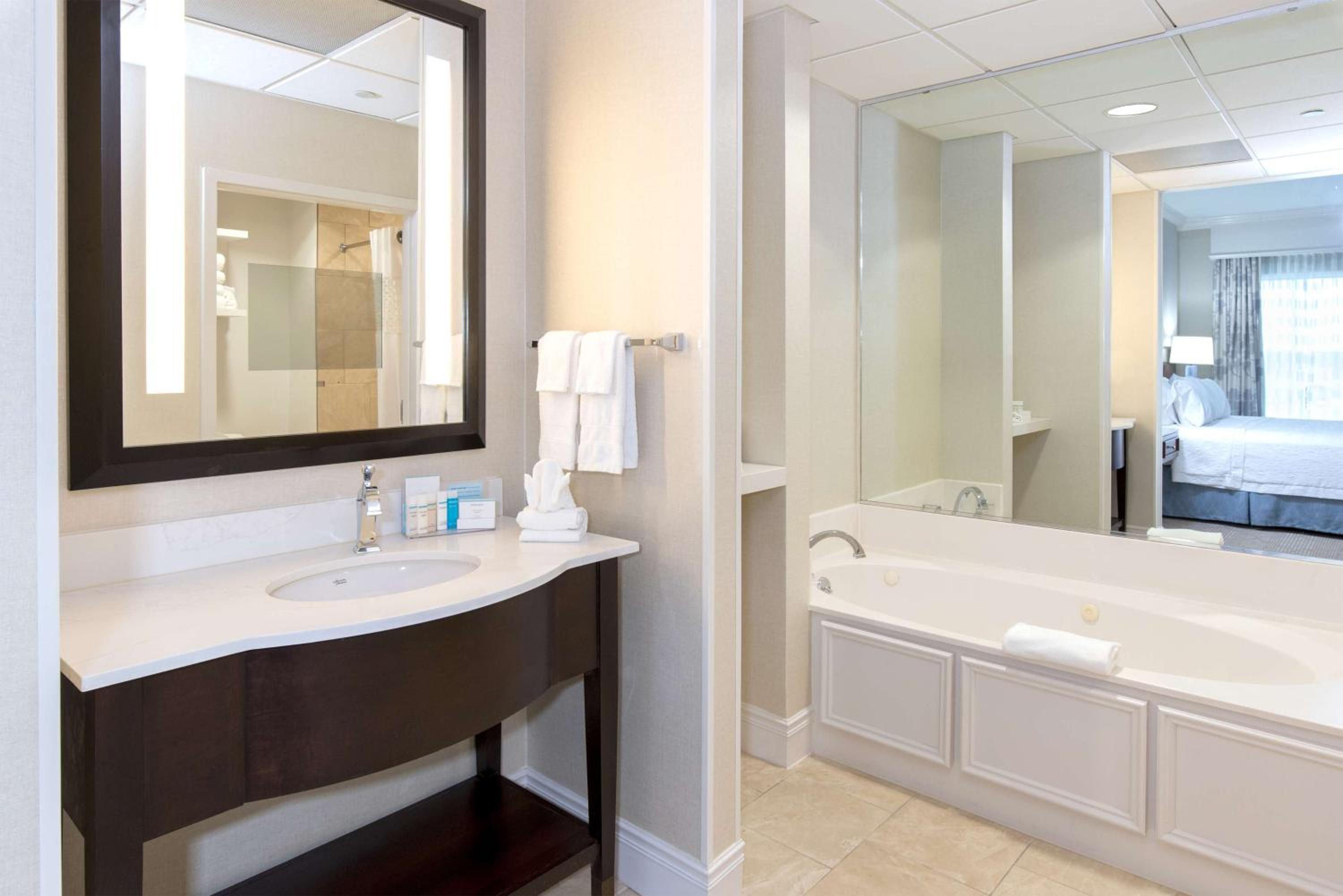 Deluxe King Room with Whirpool - Non-Smoking - Photo 2