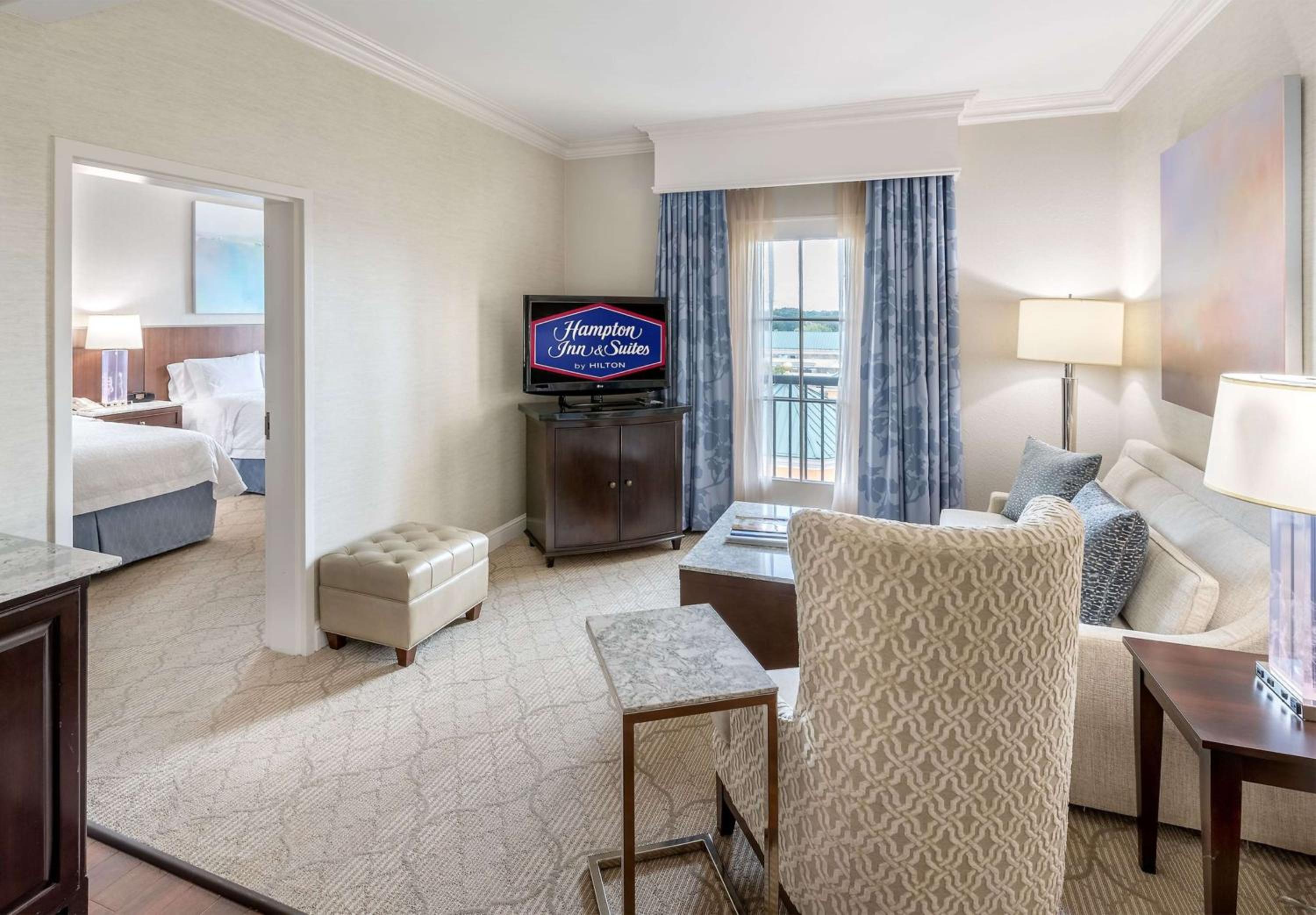 Queen Suite with Two Queen Beds and Sofa Bed - Photo 3