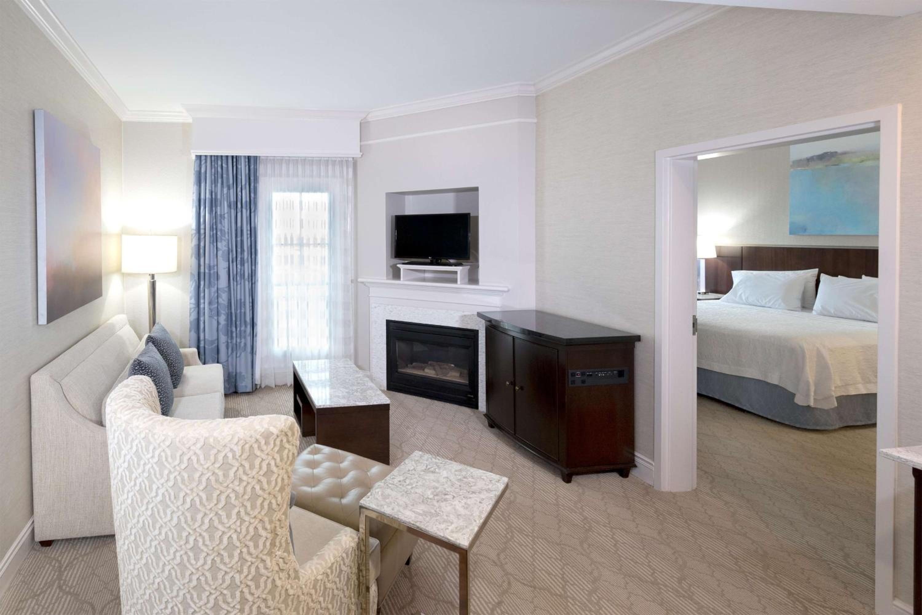 One-Bedroom King Suite with Whirlpool - Non-Smoking  - Photo 6