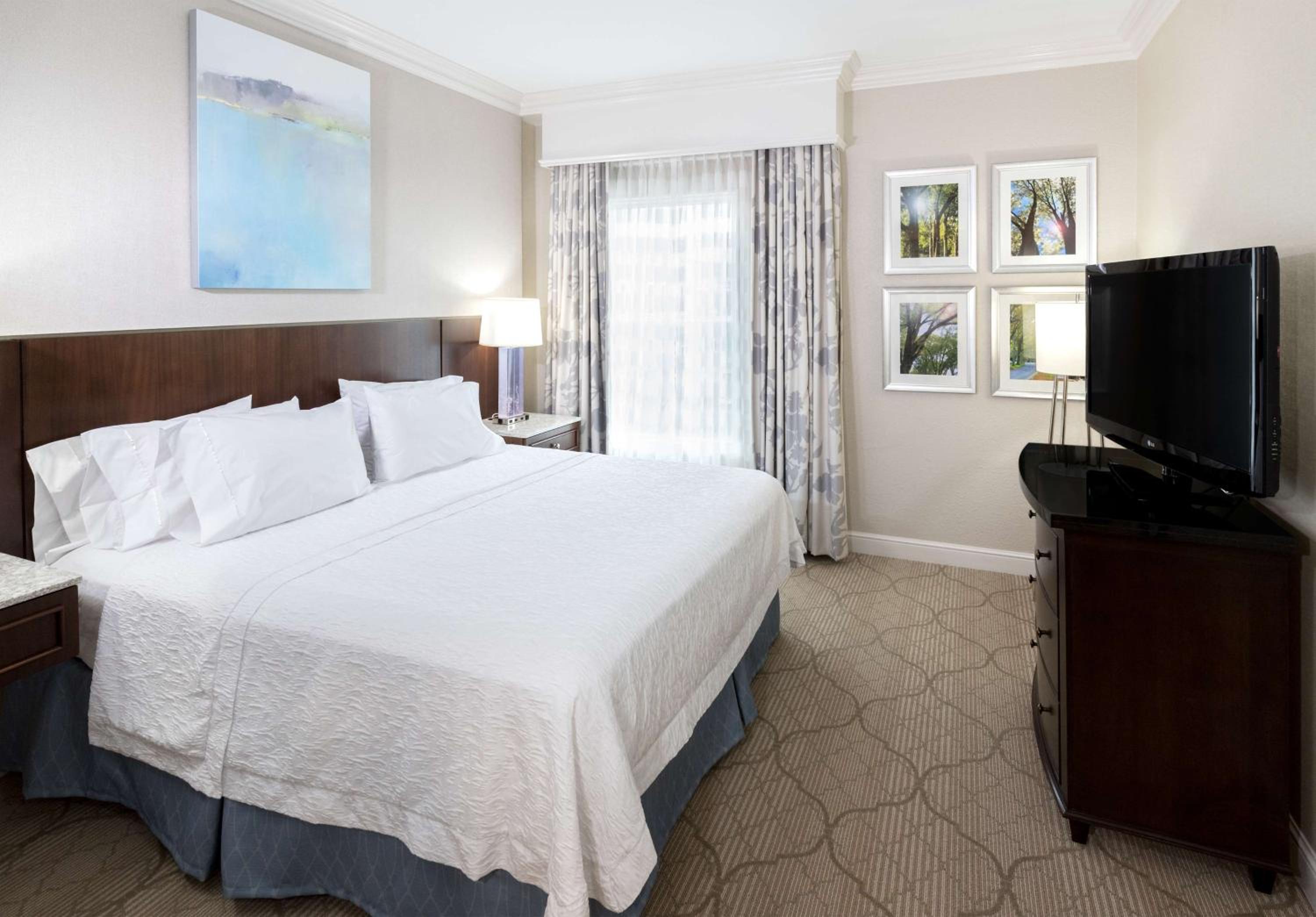 King Suite - Non-Smoking - Photo 3