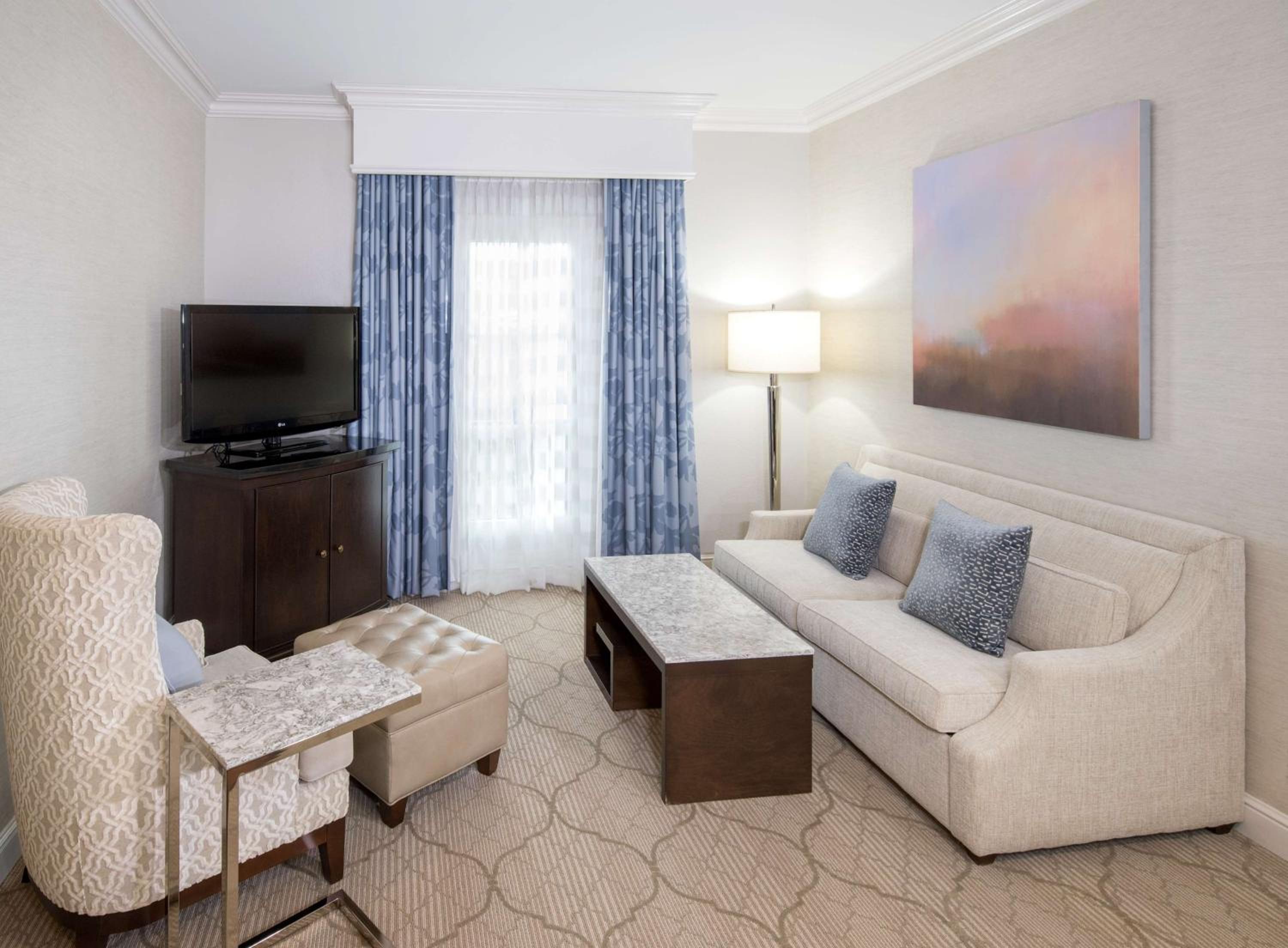 King Suite - Non-Smoking - Photo 4