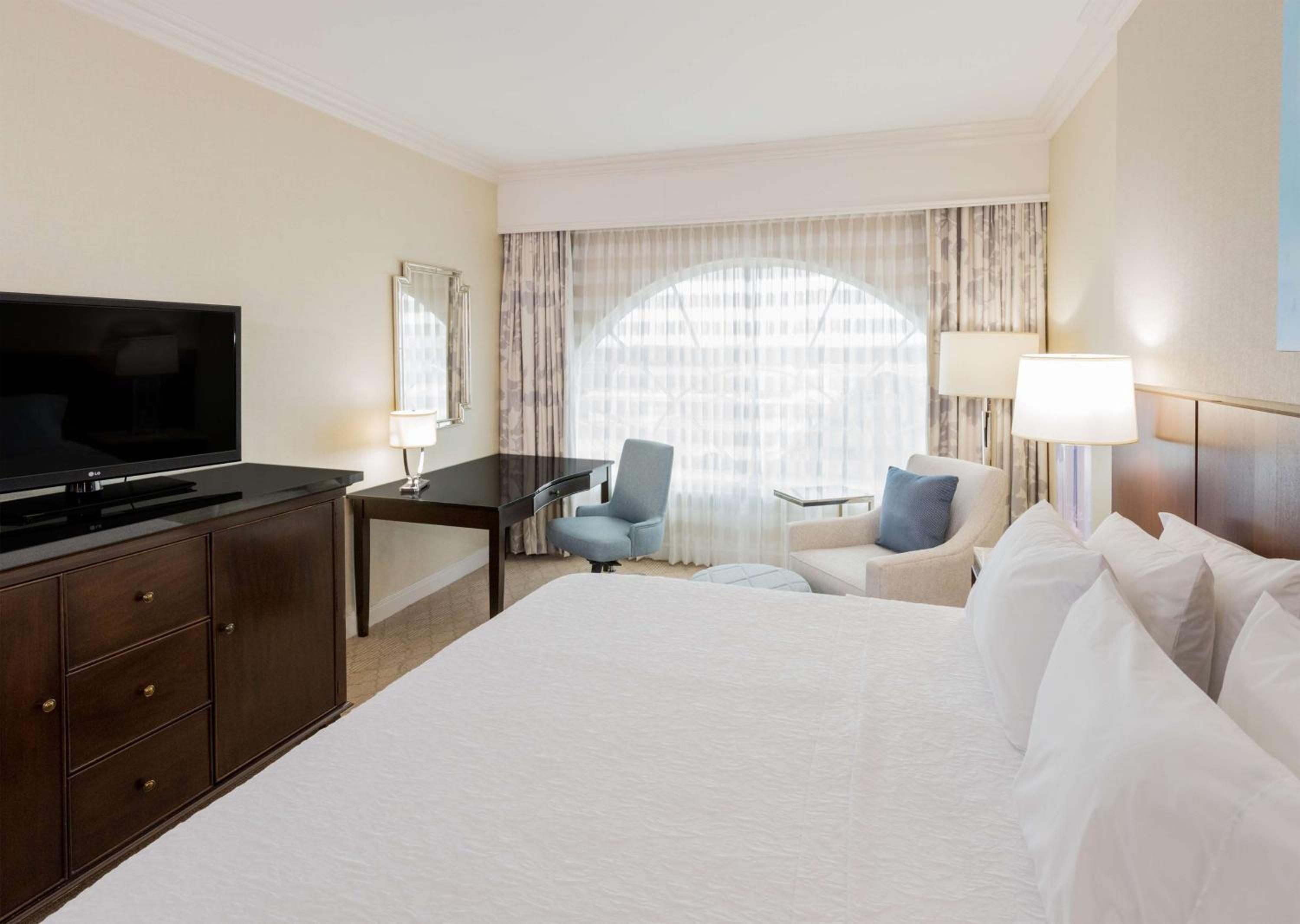 Non-Smoking Executive King Room - Photo 2