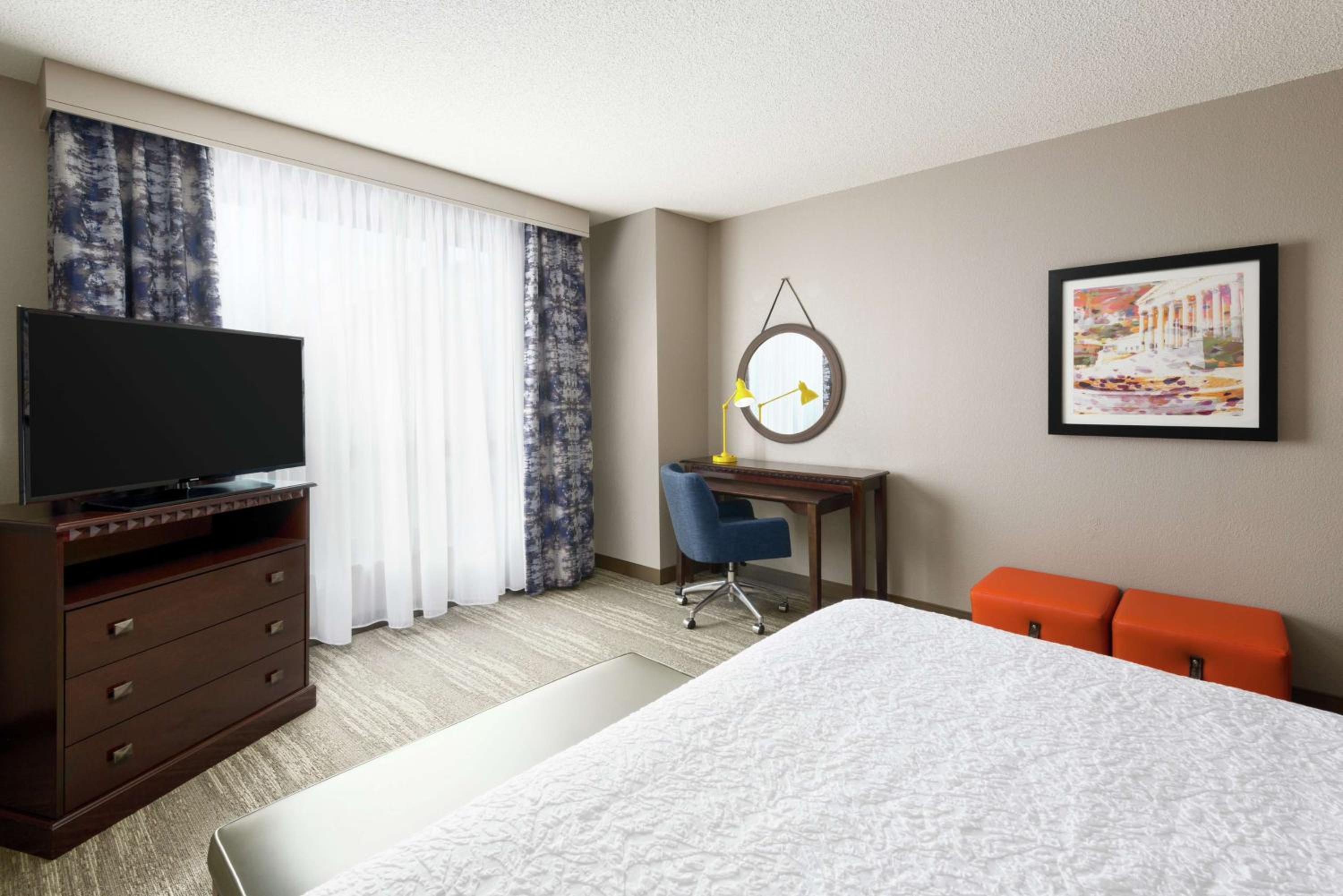 King Room with King Bed - Non-Smoking - Photo 3