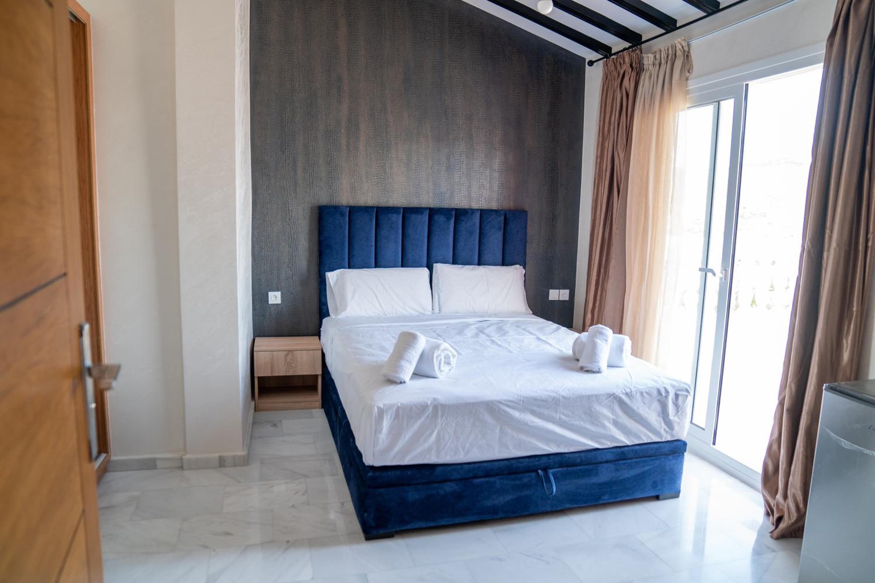 Deluxe Room (2 Adults + 1 Child) photo 2