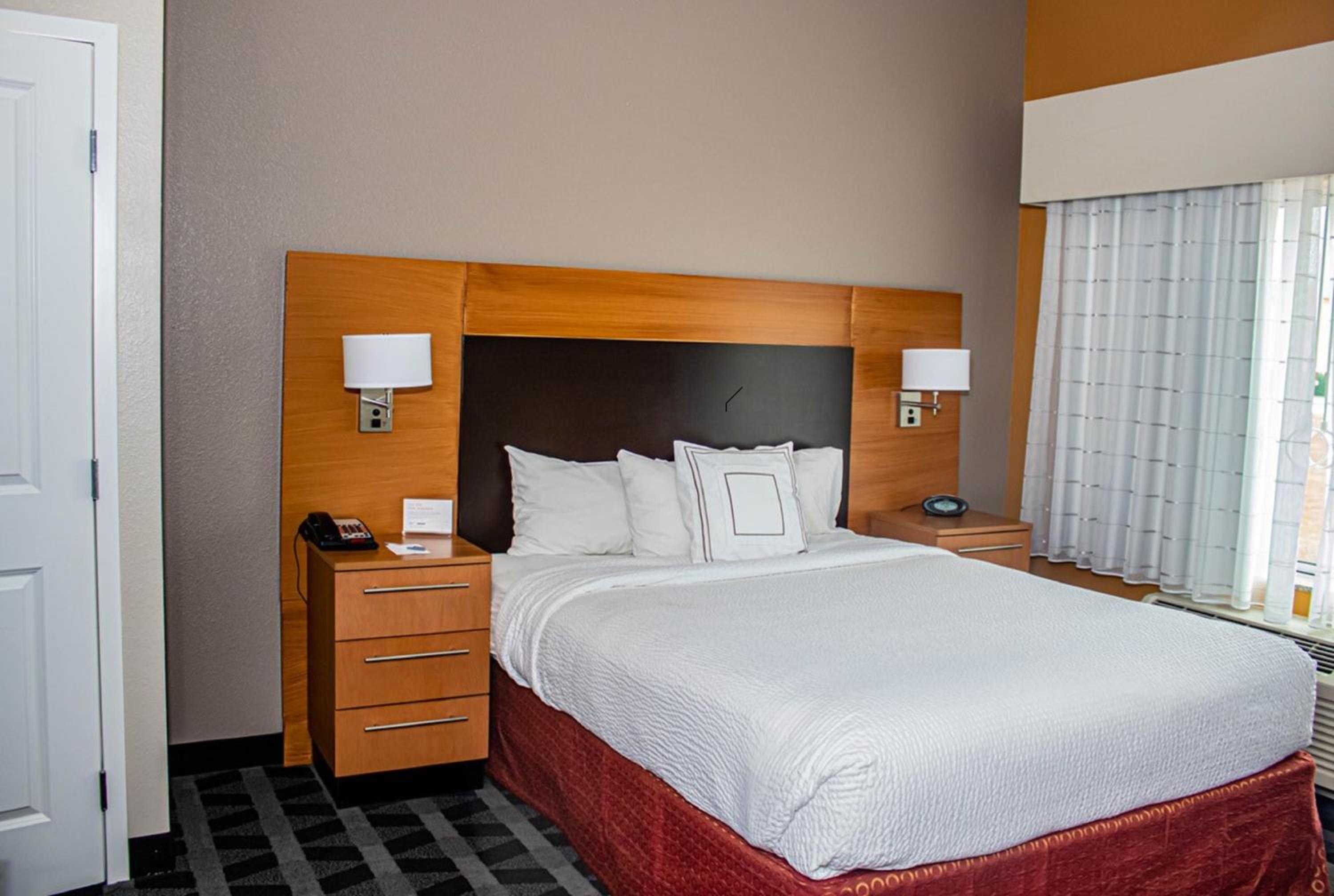 One-Bedroom Queen Suite - Photo 1