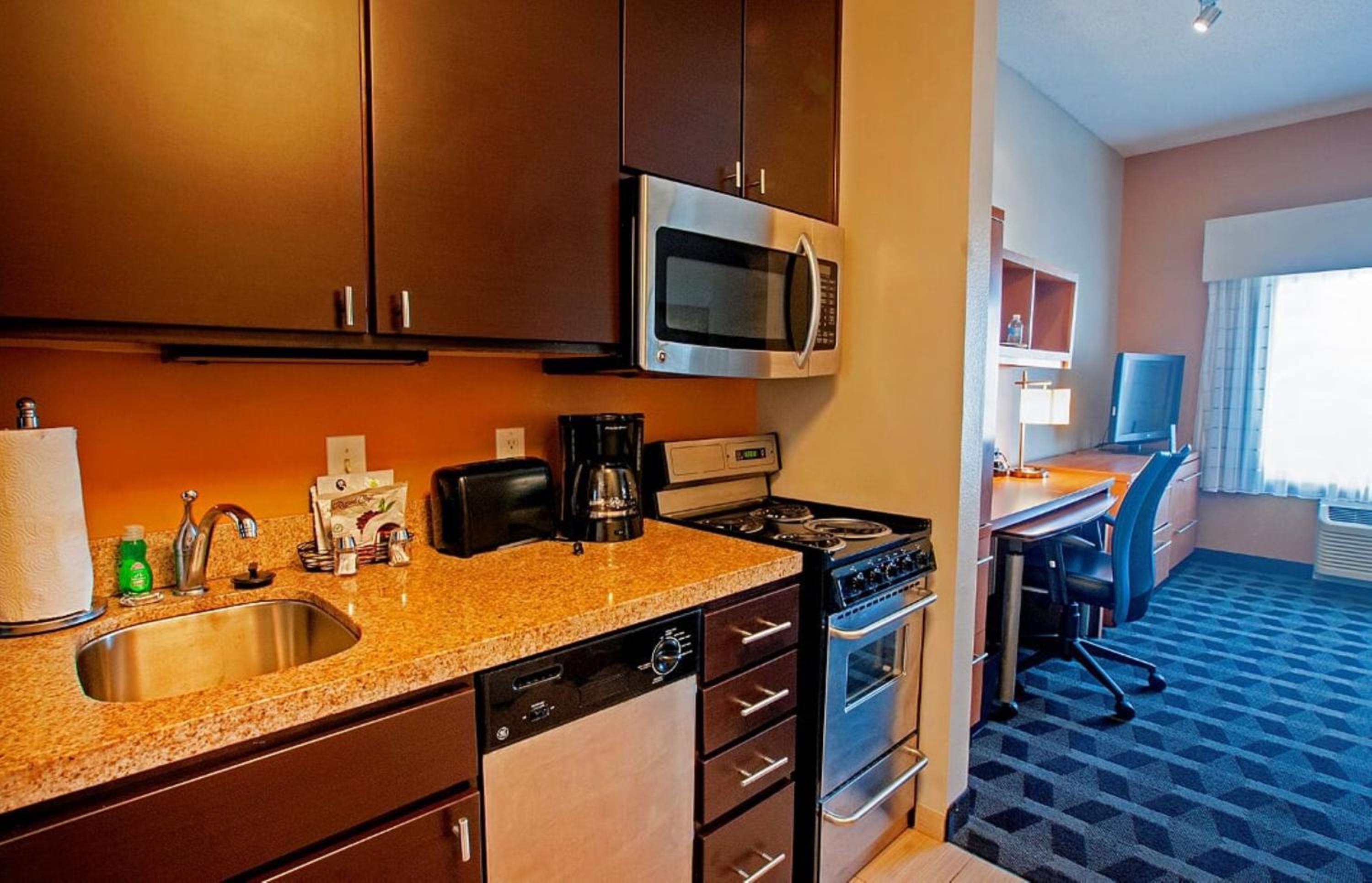 One-Bedroom Queen Suite - Photo 3