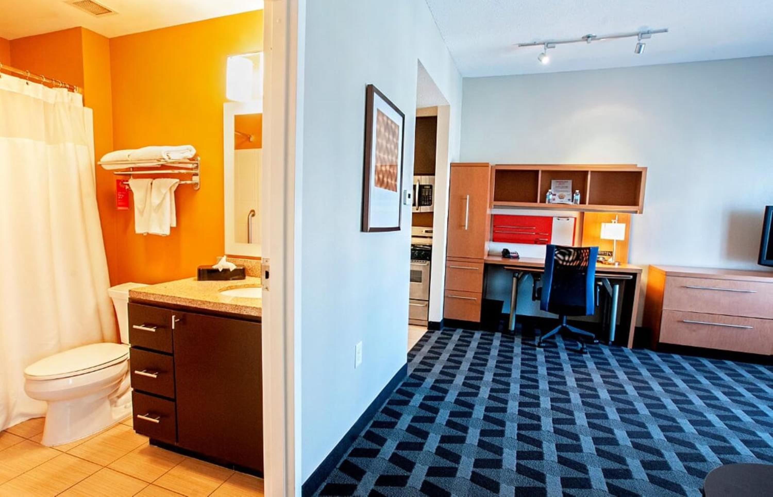 One-Bedroom Queen Suite - Photo 4
