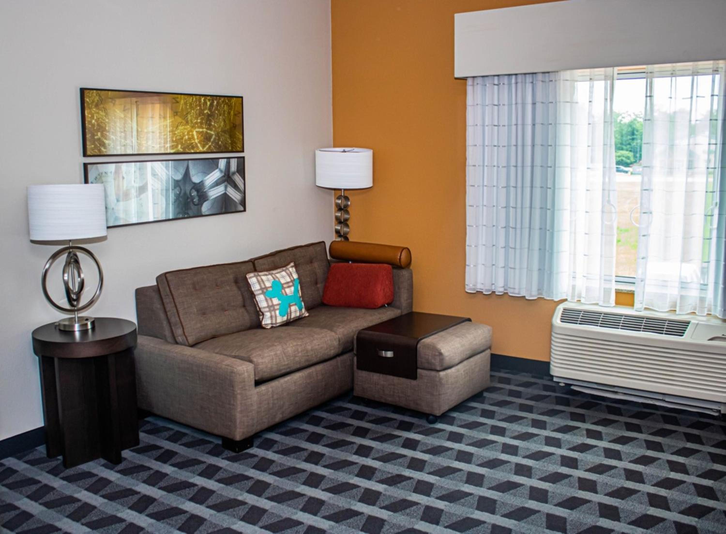 One-Bedroom Queen Suite - Photo 6