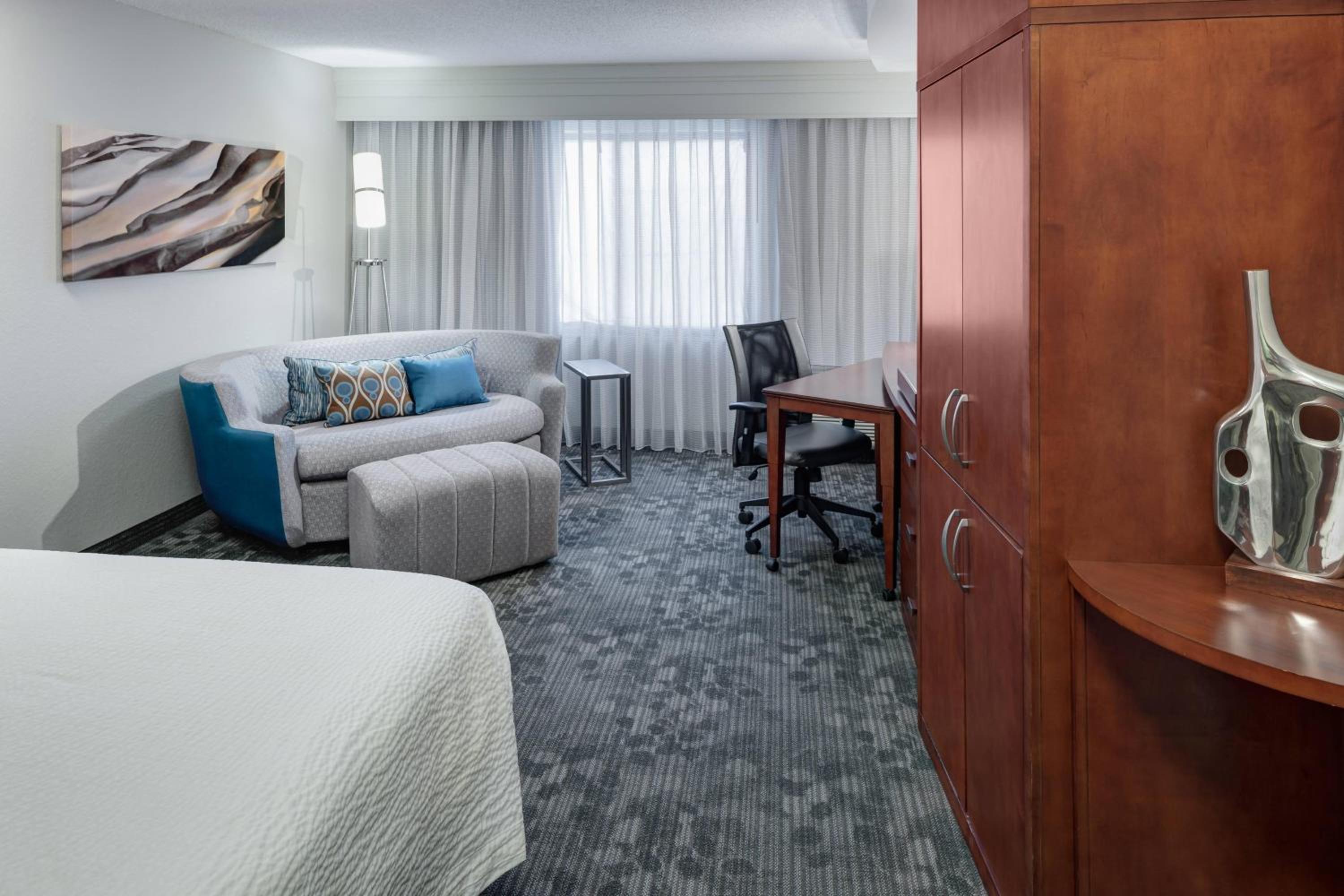 King Room with Sofa Bed - Photo 1