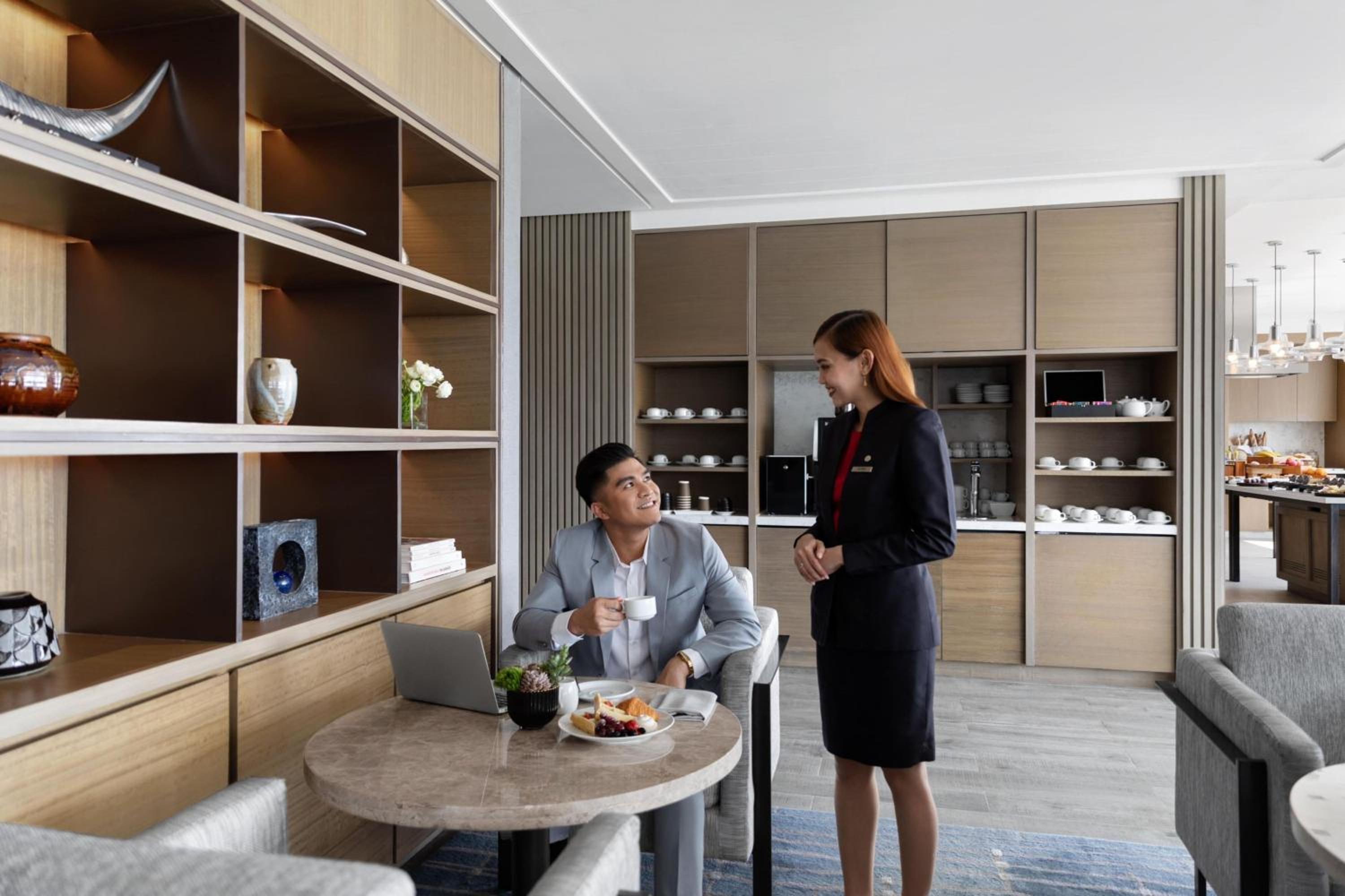 Club Deluxe Room, M Club Lounge Access, Guest Room, 1 King - Photo 12