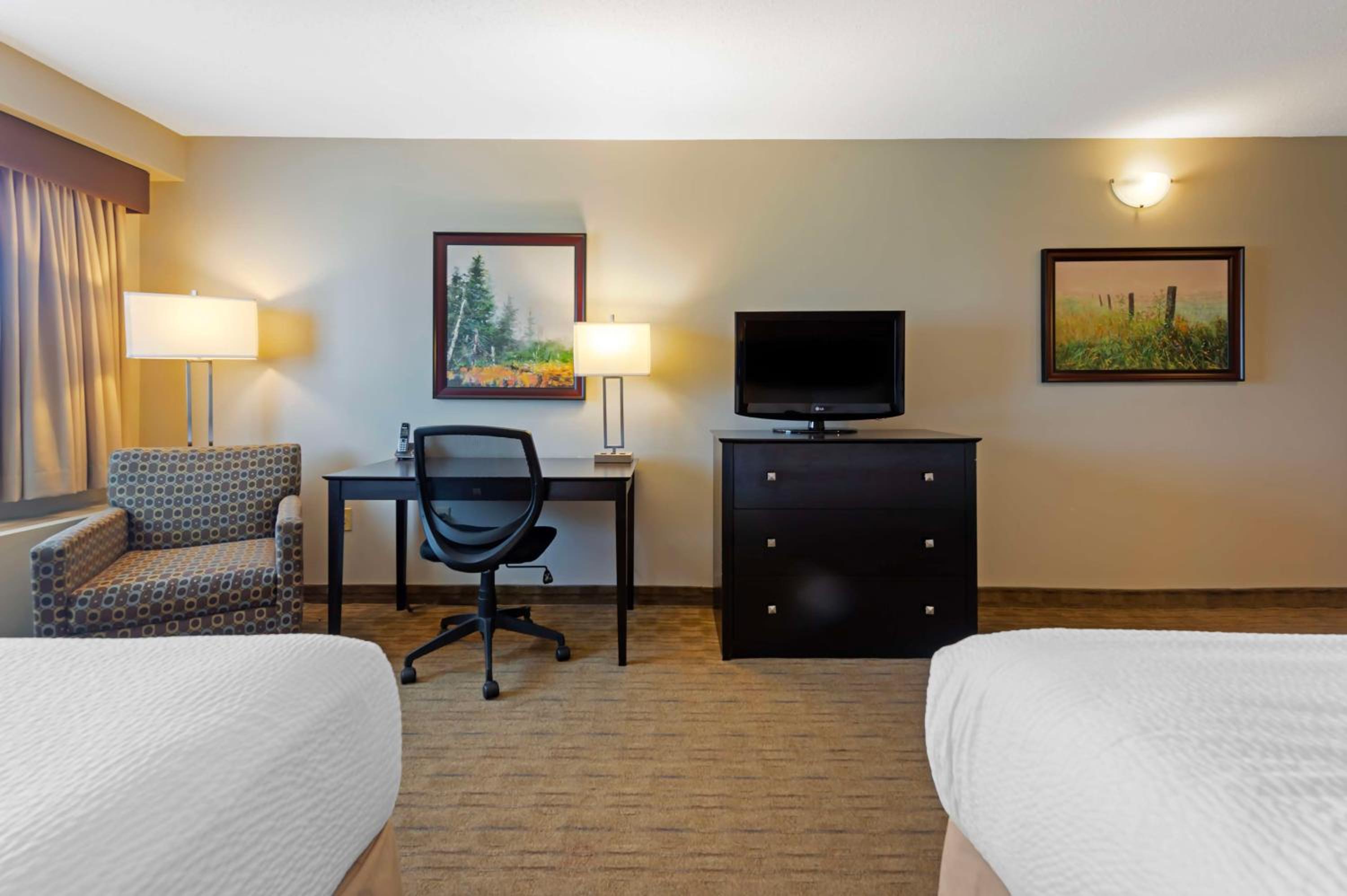 Queen Room with Two Queen Beds - Photo 2