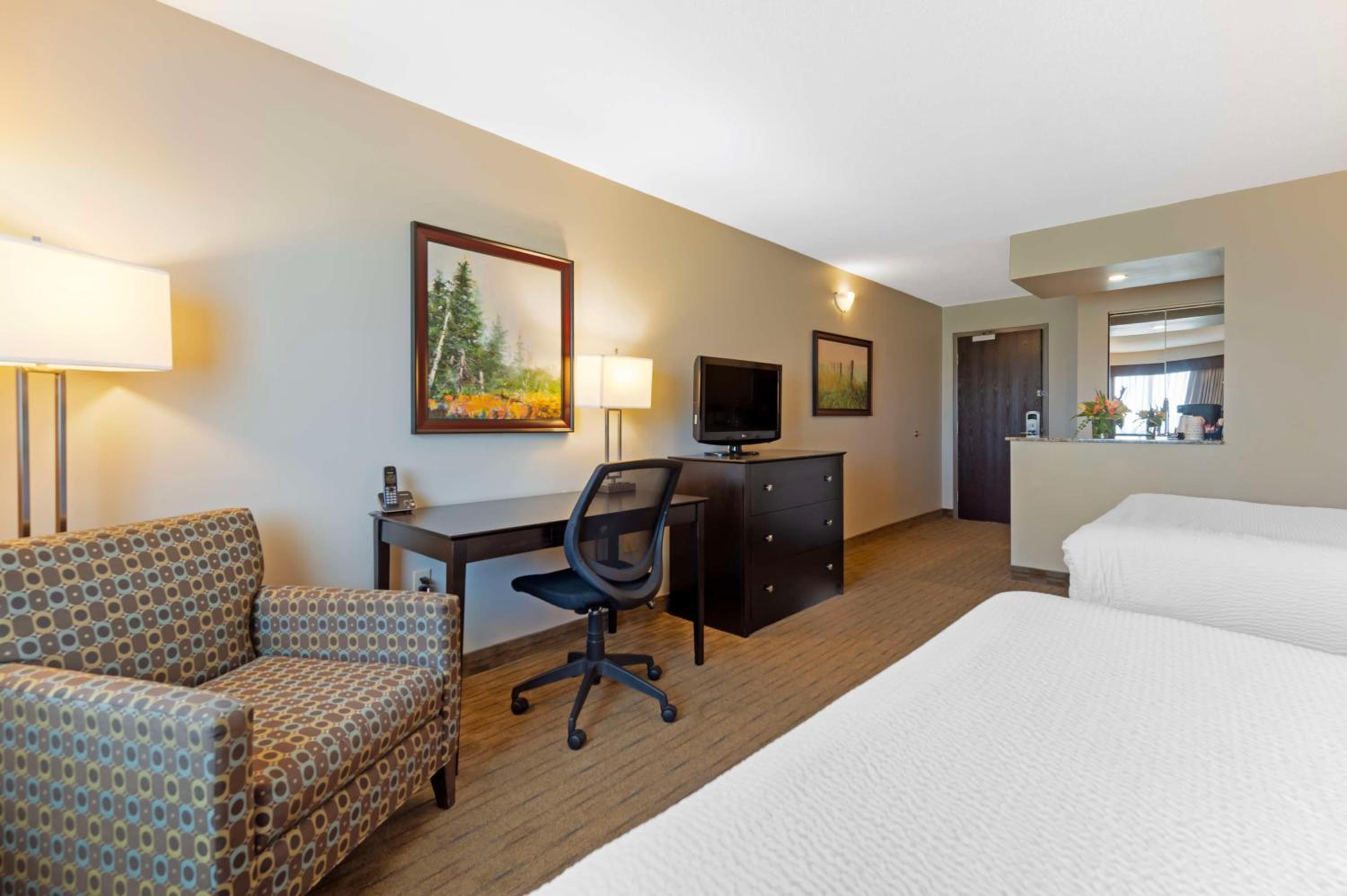Queen Room with Two Queen Beds - Photo 3
