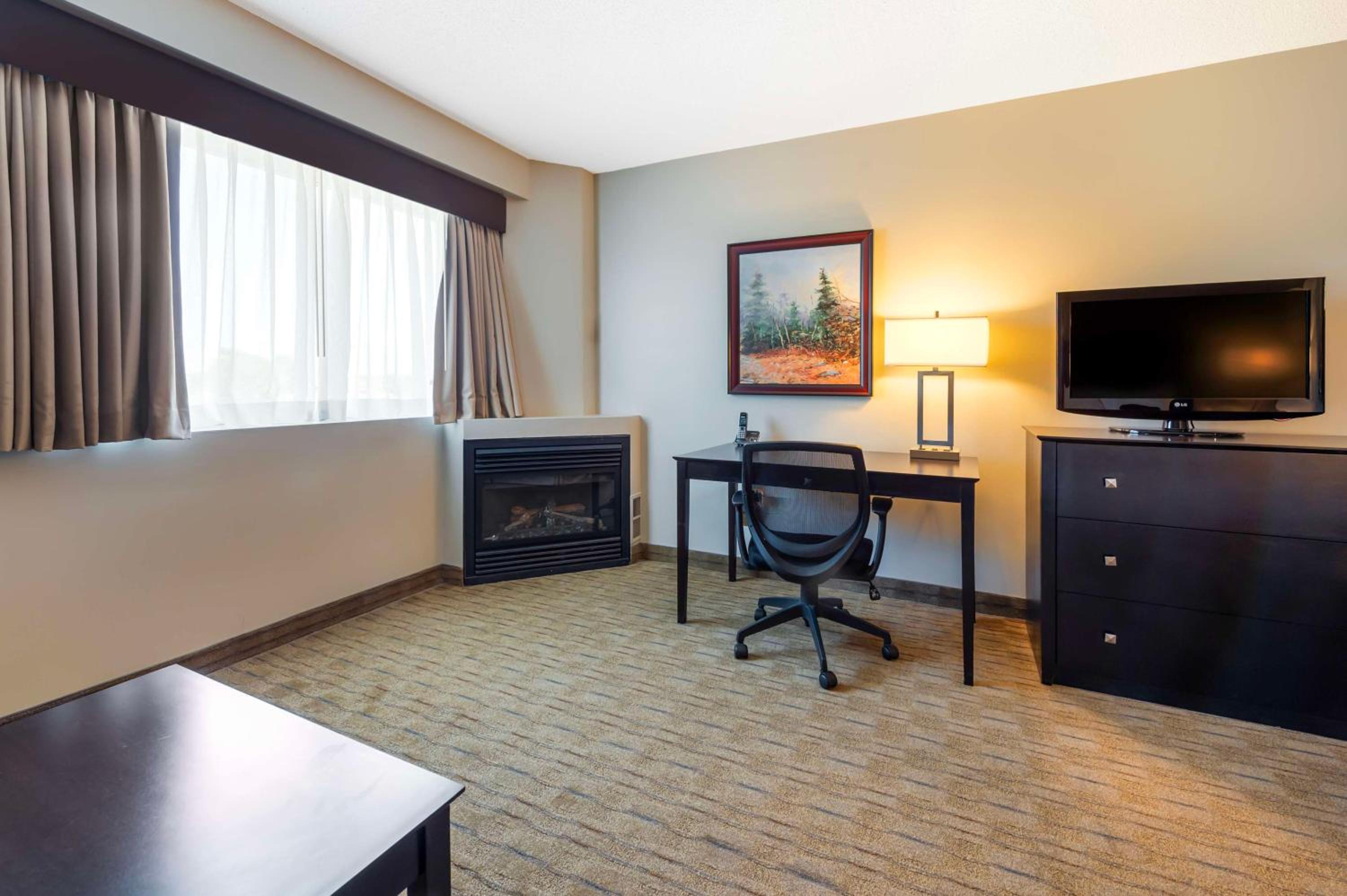 Queen Room with Gas Fireplace and Sofa Bed - Non-Smoking - Photo 2