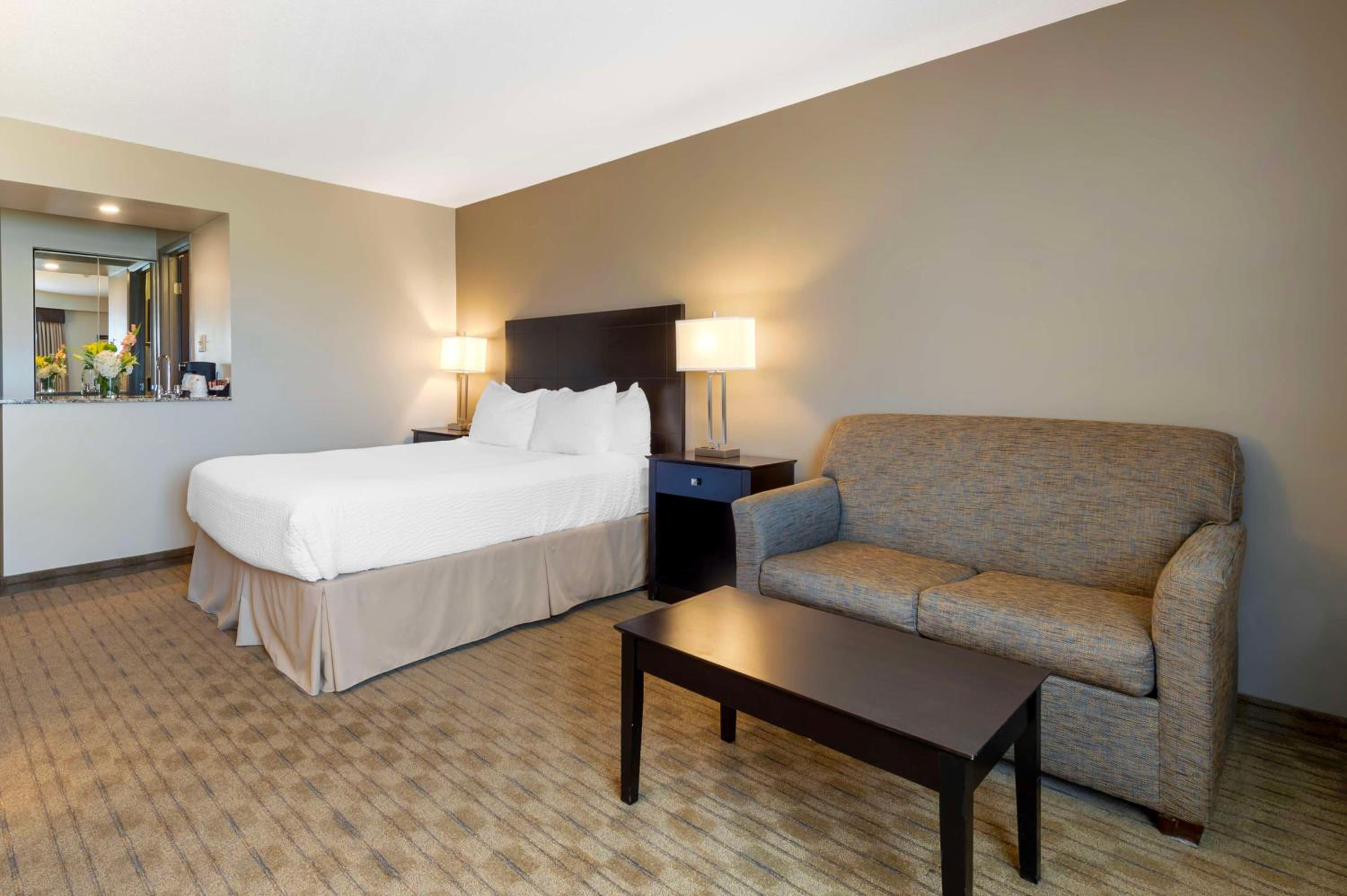 Queen Room with Gas Fireplace and Sofa Bed - Non-Smoking - Photo 3