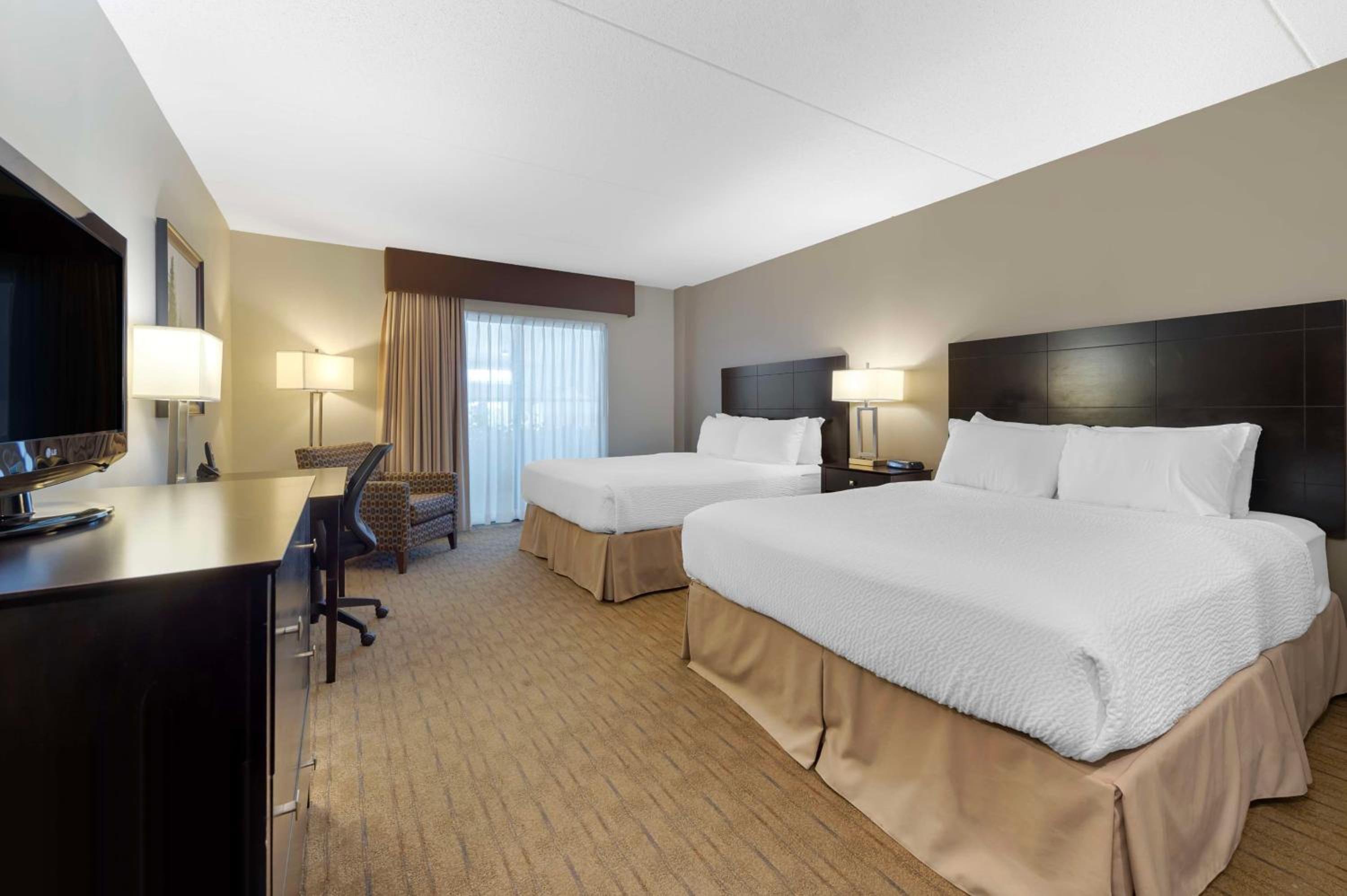 Queen Room with Two Queen Beds - Non-Smoking/Poolside - Photo 1