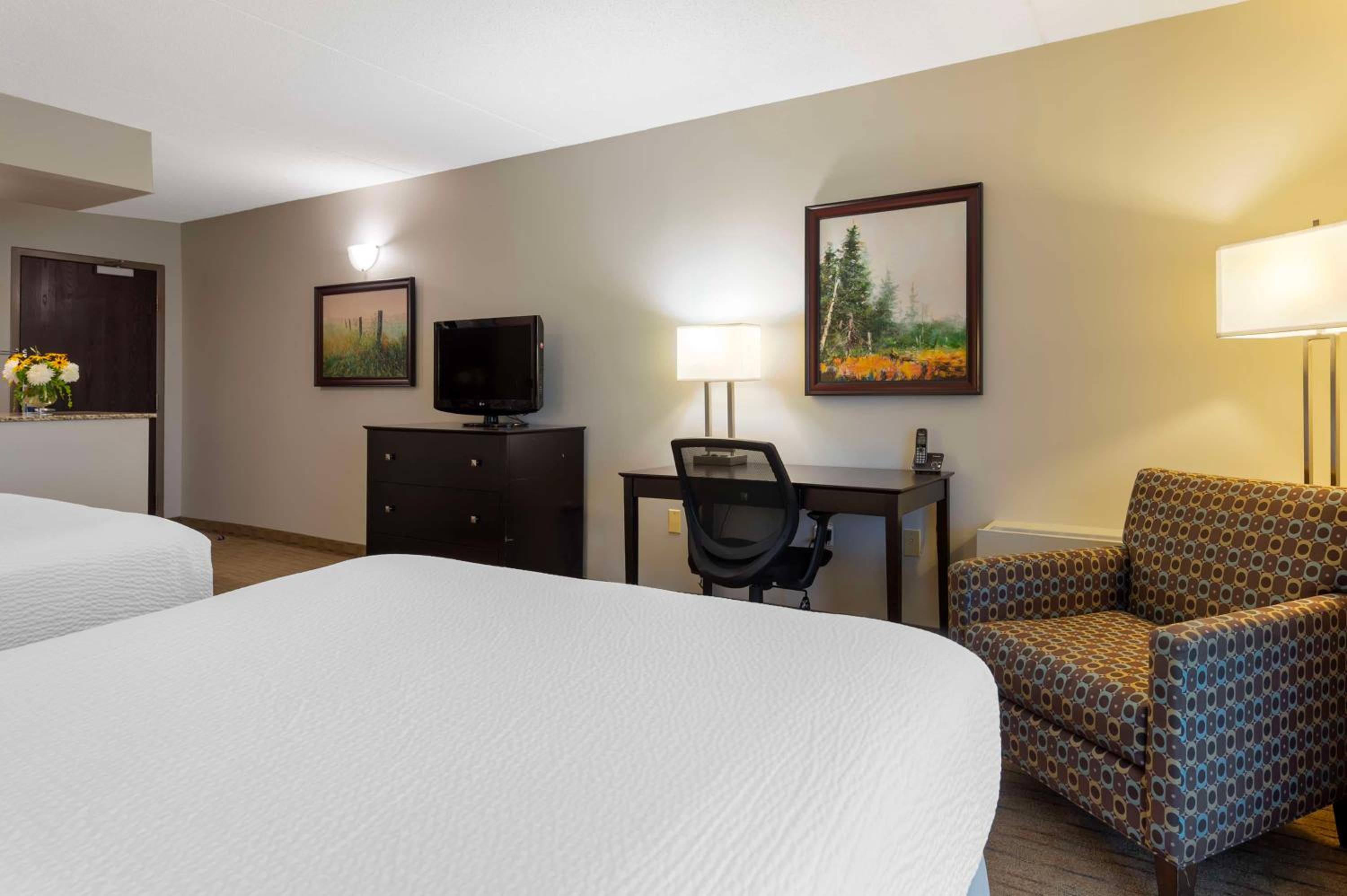 Queen Room with Two Queen Beds - Non-Smoking/Poolside - Photo 2