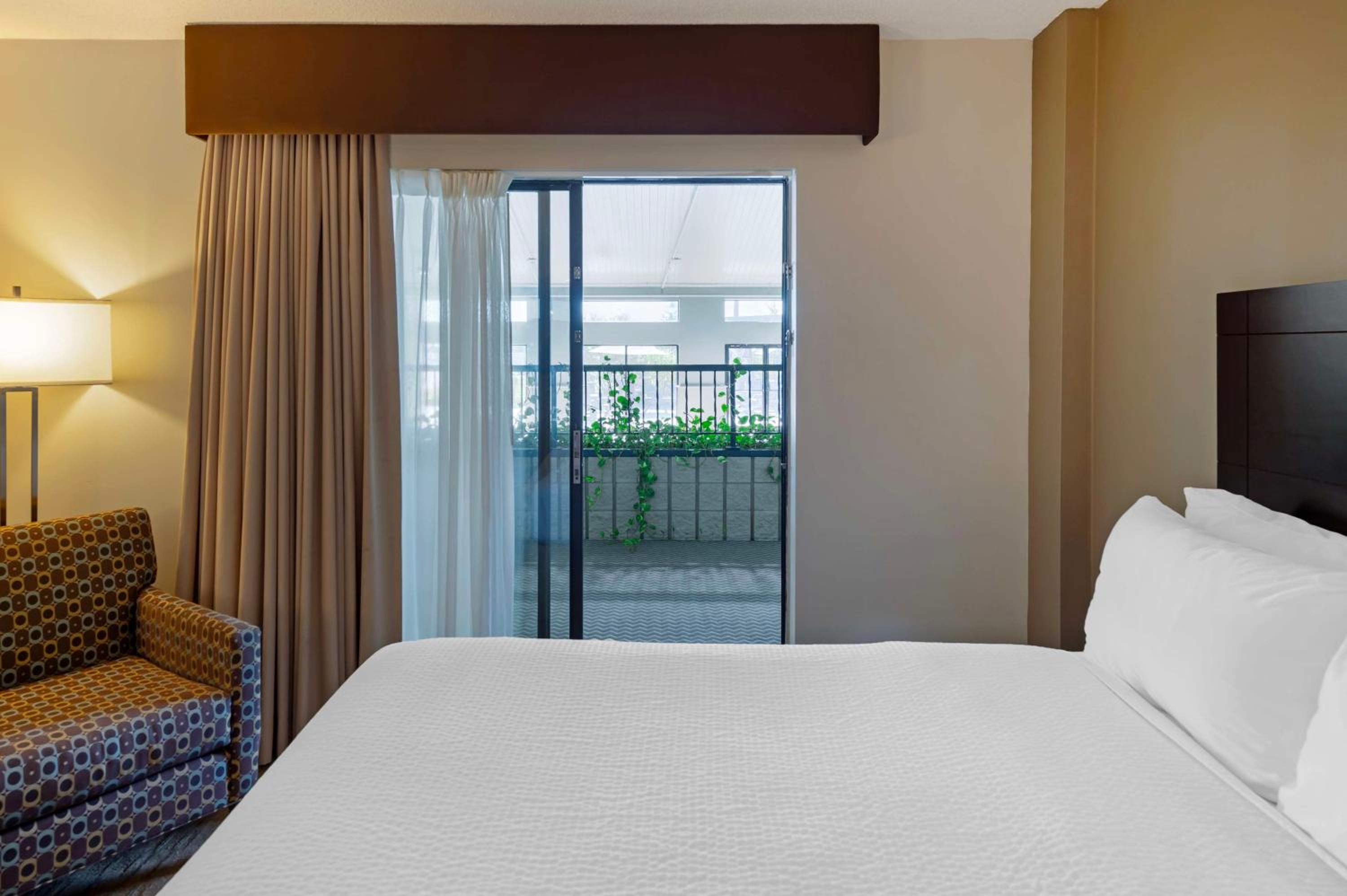 Queen Room with Two Queen Beds - Non-Smoking/Poolside - Photo 3