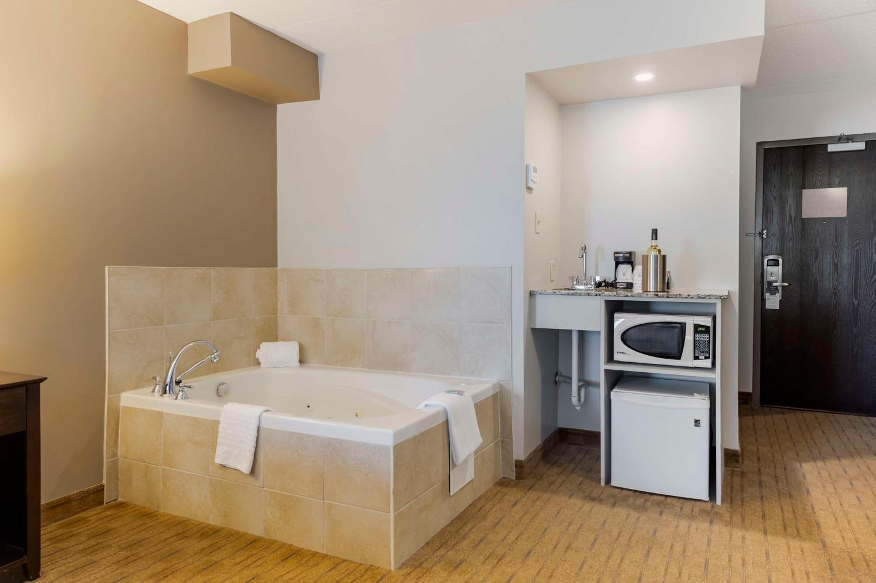 King Room with Spa Bath - Non-Smoking - Photo 2