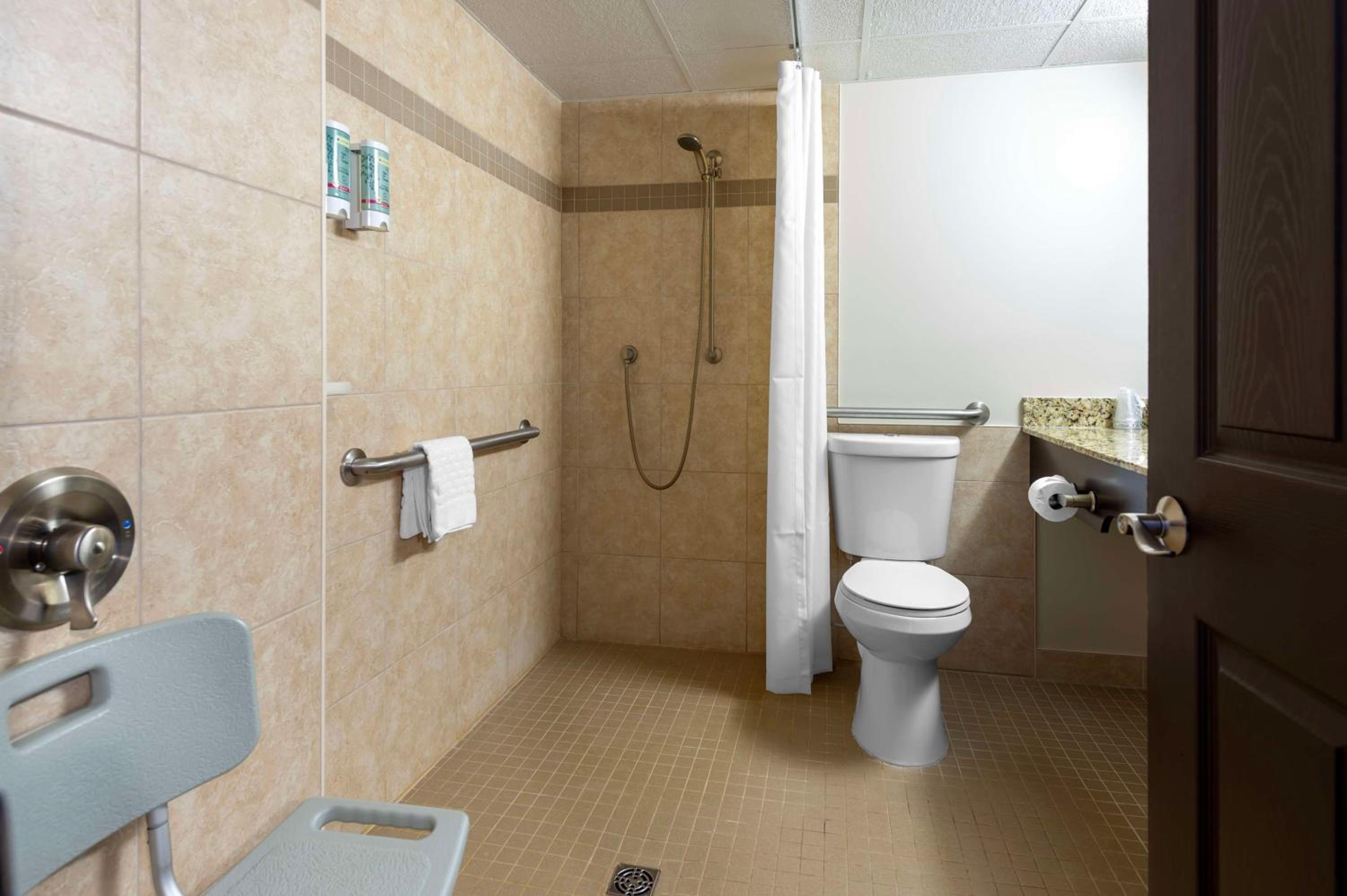 Queen Room with Sofa Bed - Disability Access/Non-Smoking - Photo 3
