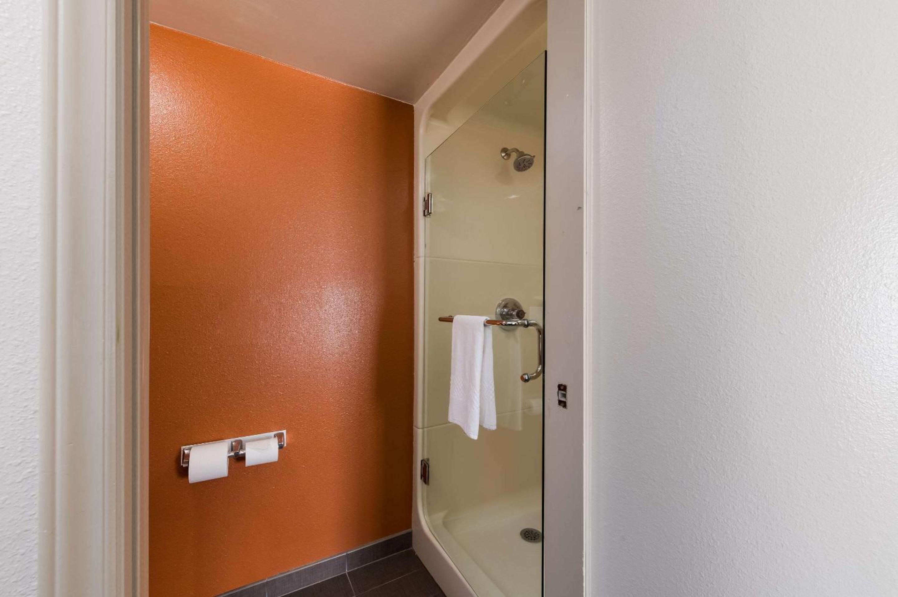 Queen Room - Non-Smoking - Photo 3