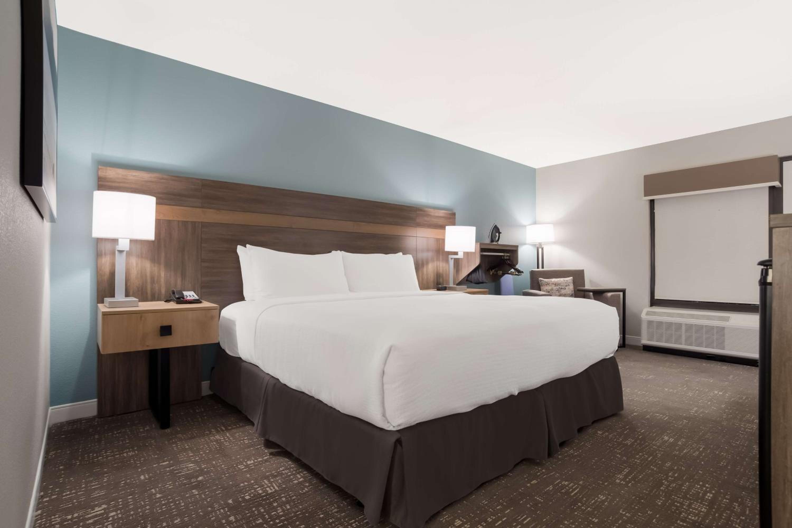 King Room - Non-Smoking - Photo 1