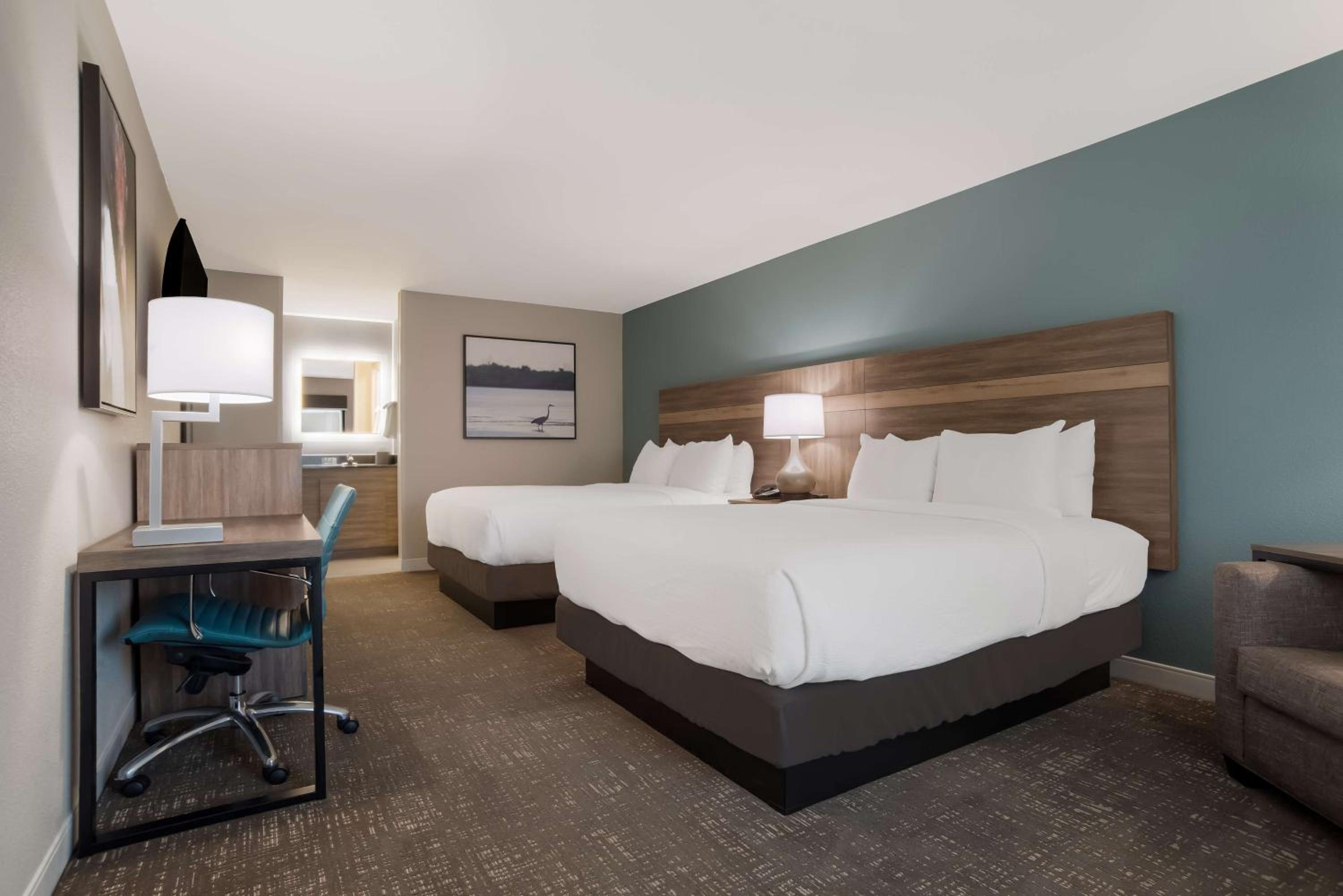 Queen Room with Two Queen Beds - Non-Smoking - Photo 6
