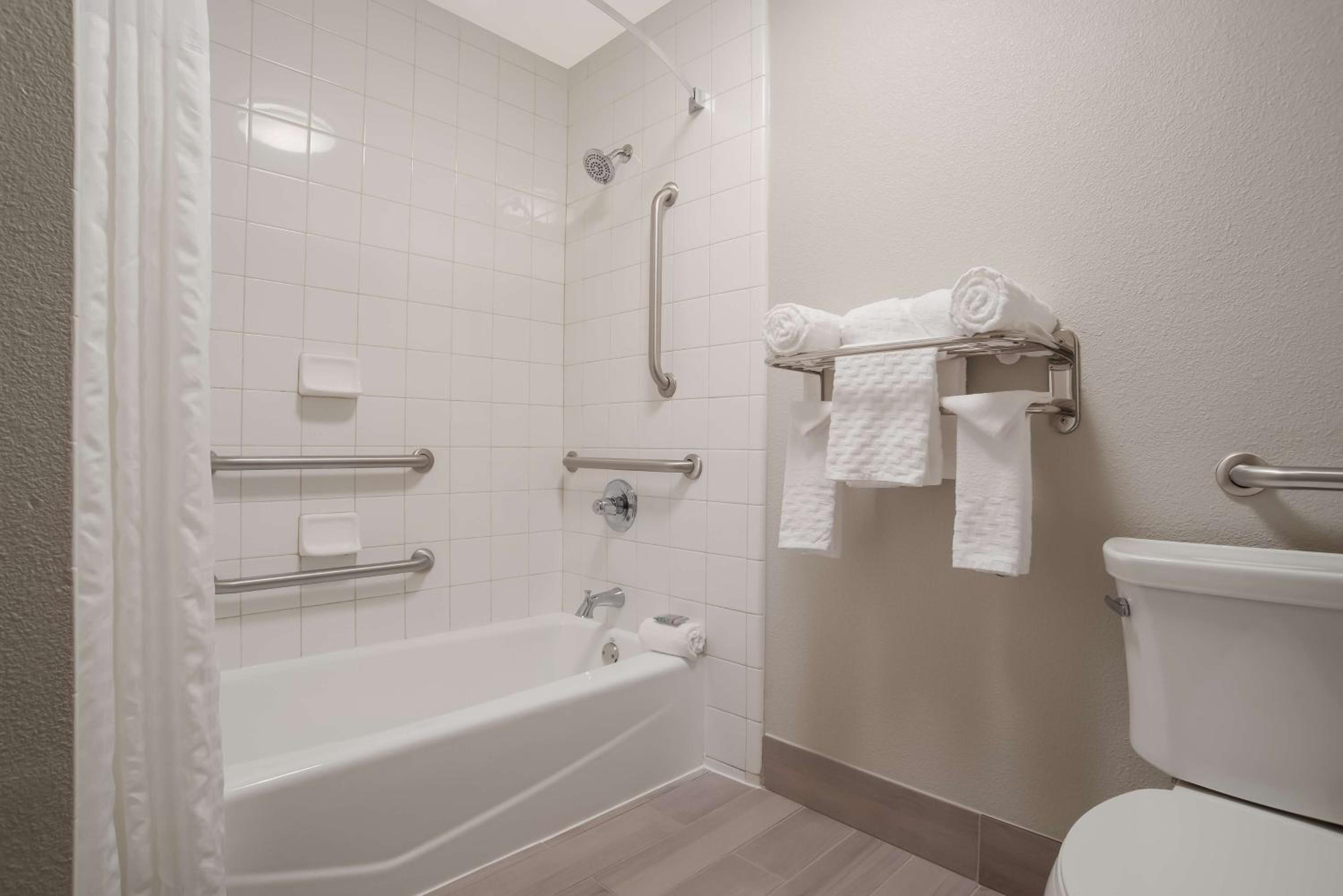 King Room with Roll-In Shower - Mobility Accessible - Photo 2