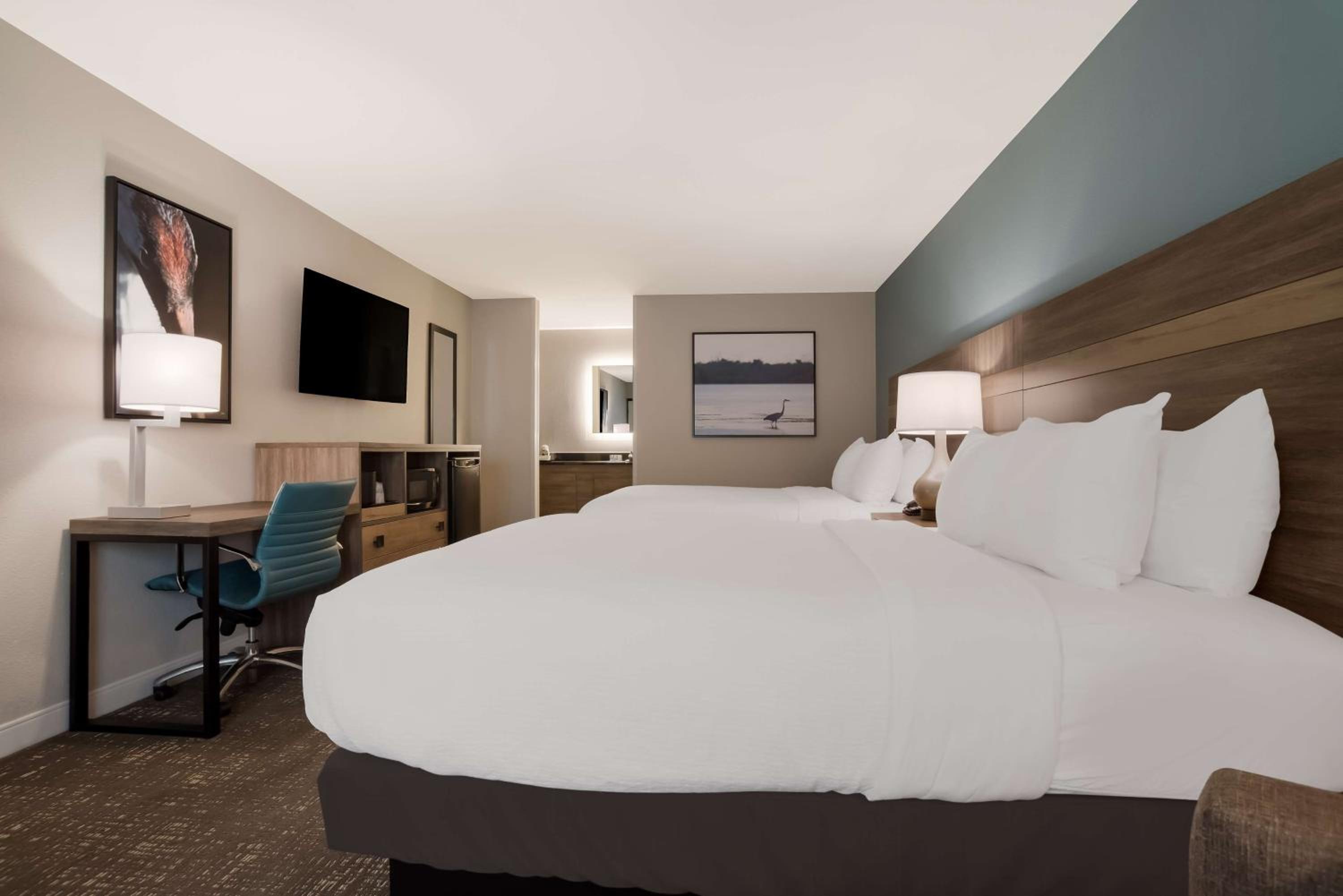 Queen Room with Two Queen Beds - Non-Smoking - Photo 4