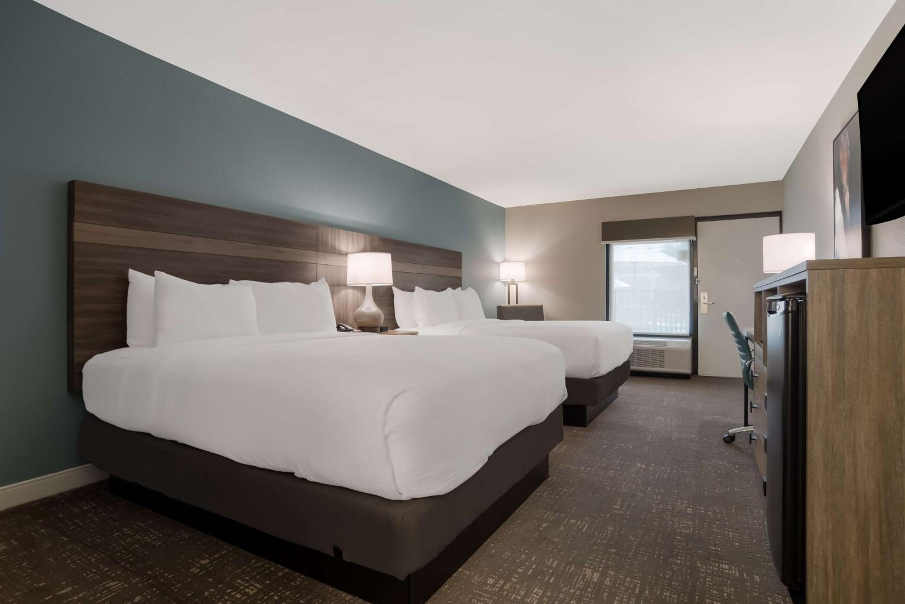 Queen Room with Two Queen Beds - Non-Smoking - Photo 1