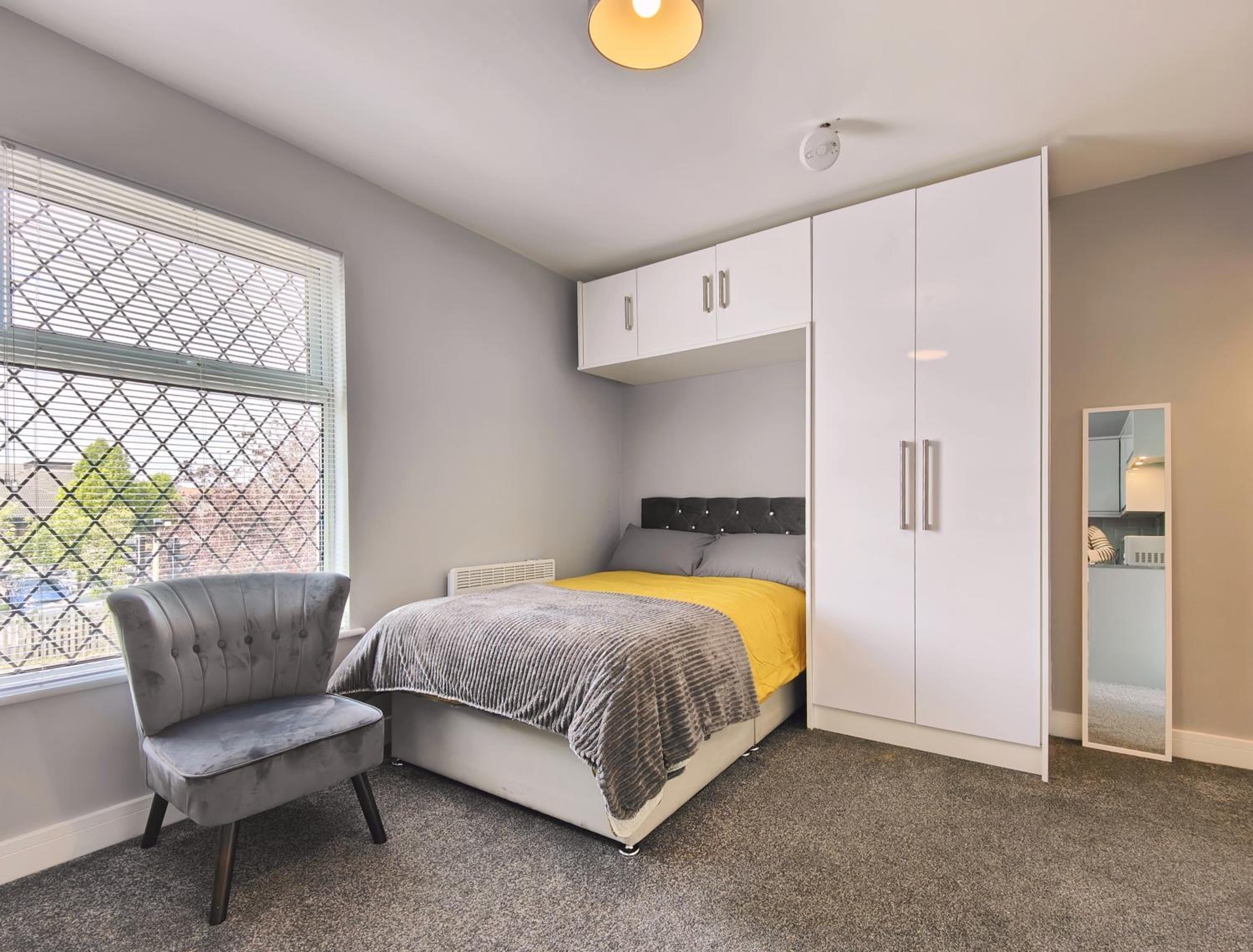 One-Bedroom Apartment photo 1