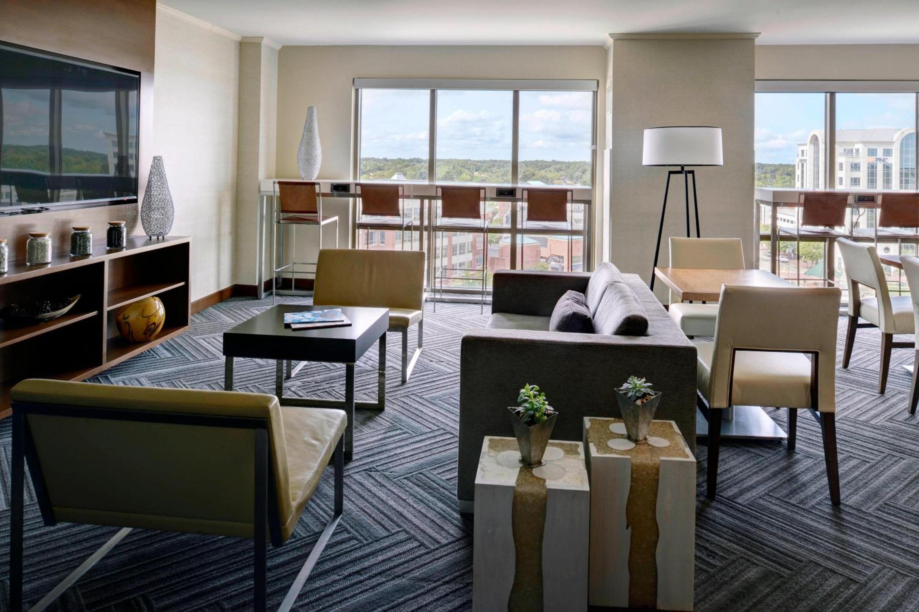 Club Level King Room - Photo 6