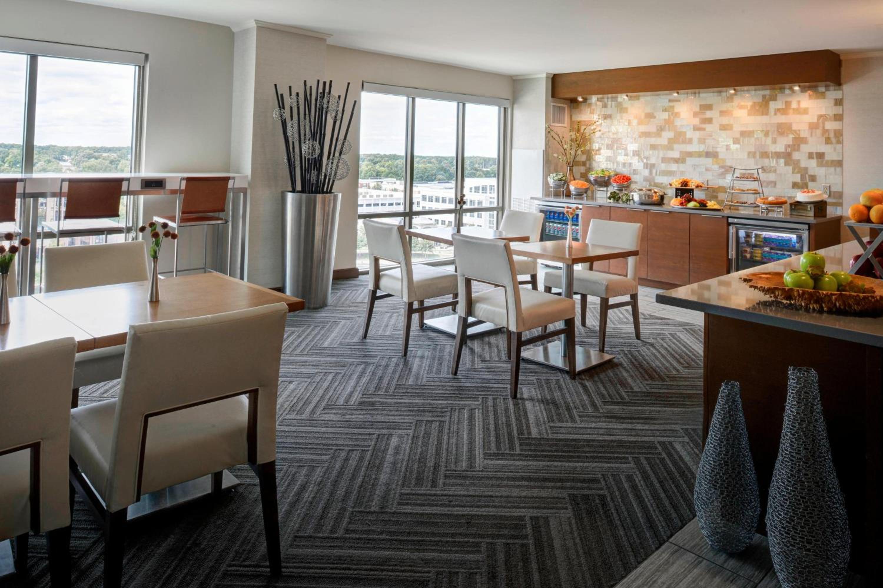Club Level King Room - Photo 5